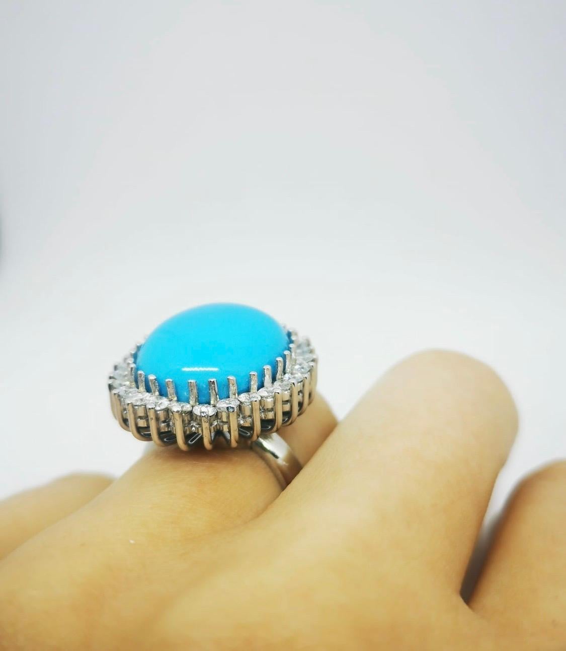 White Gold Vintage Oval Turquoise and Diamond Cocktail Ring In Good Condition For Sale In Lisbon, PT