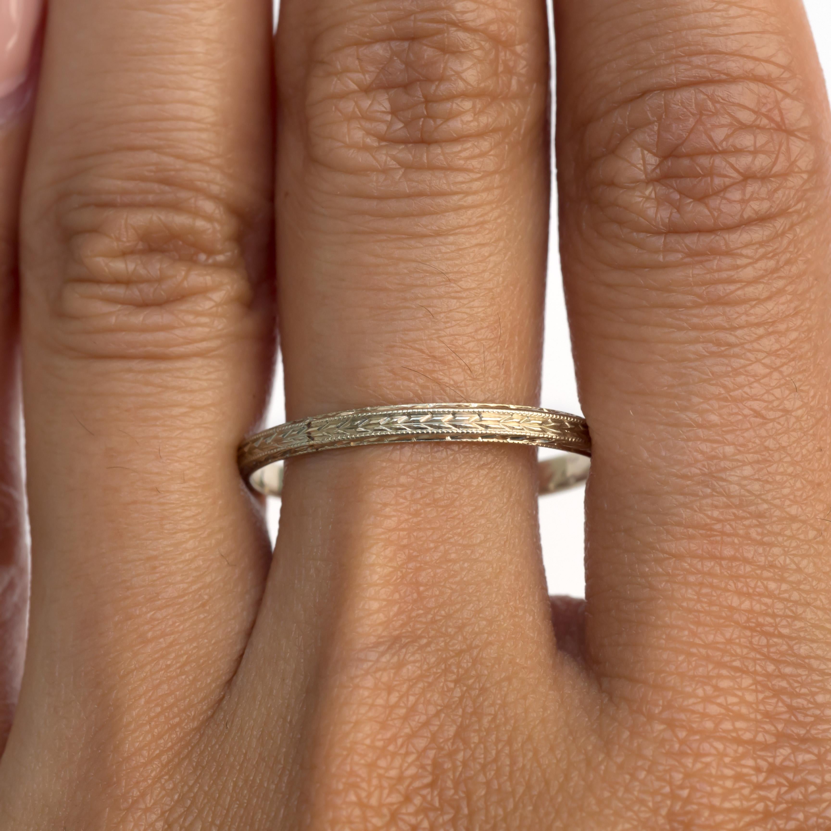 Ringgröße: 11
Metall Typ: 14 Karat Weißgold 
Gewicht: 1,9 Gramm

Finger bis zur Oberkante des Steins messen: 1.36mm
Breite: 2,33 mm
