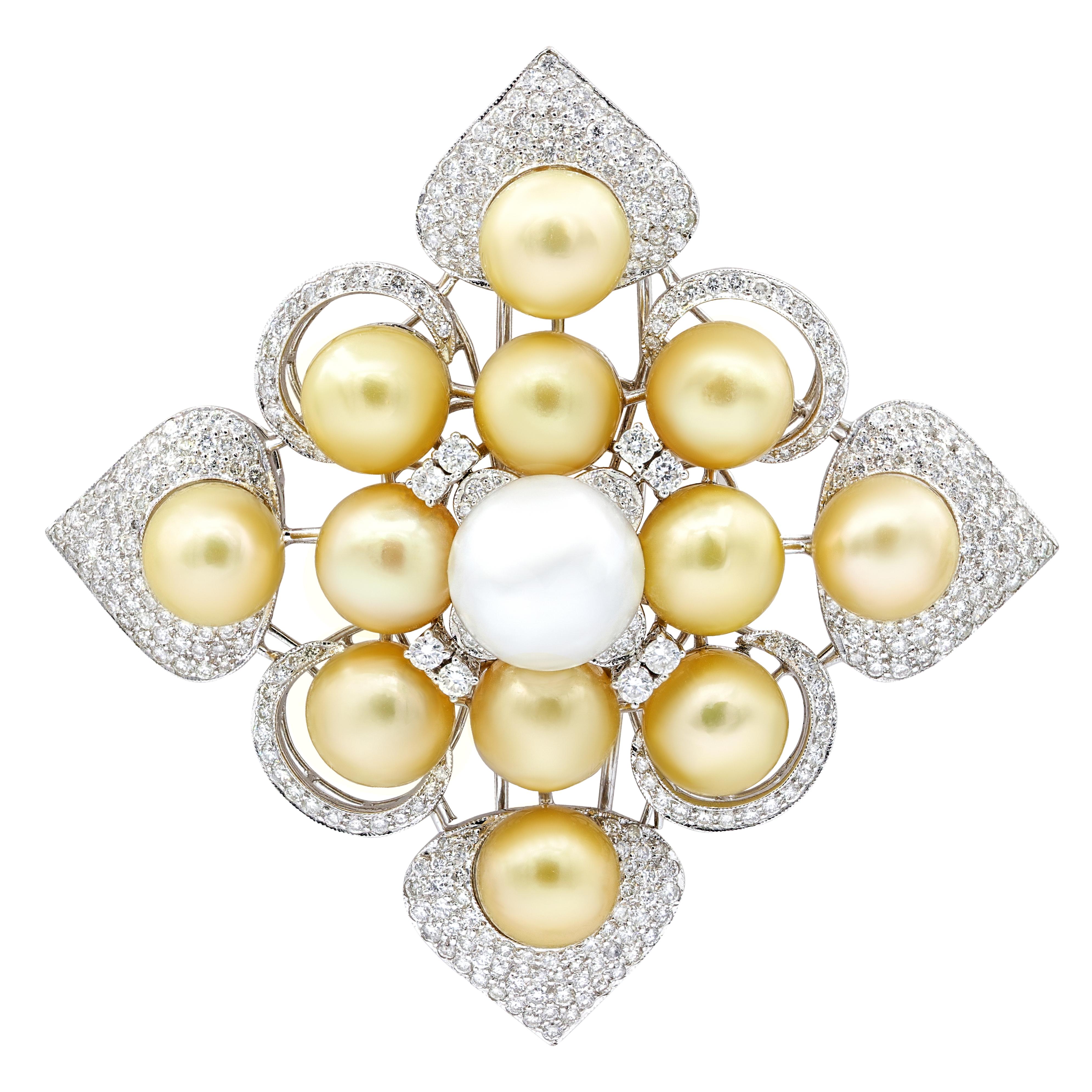 Brosche aus Weißgold mit weißen und champagnerfarbenen Perlen und Diamanten (Rundschliff) im Angebot