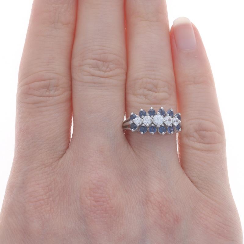 Weißgold Weiß-Cocktailring mit weißem und blauem Saphir-Cluster - 14k rund 1,62 ctw (Rundschliff) im Angebot