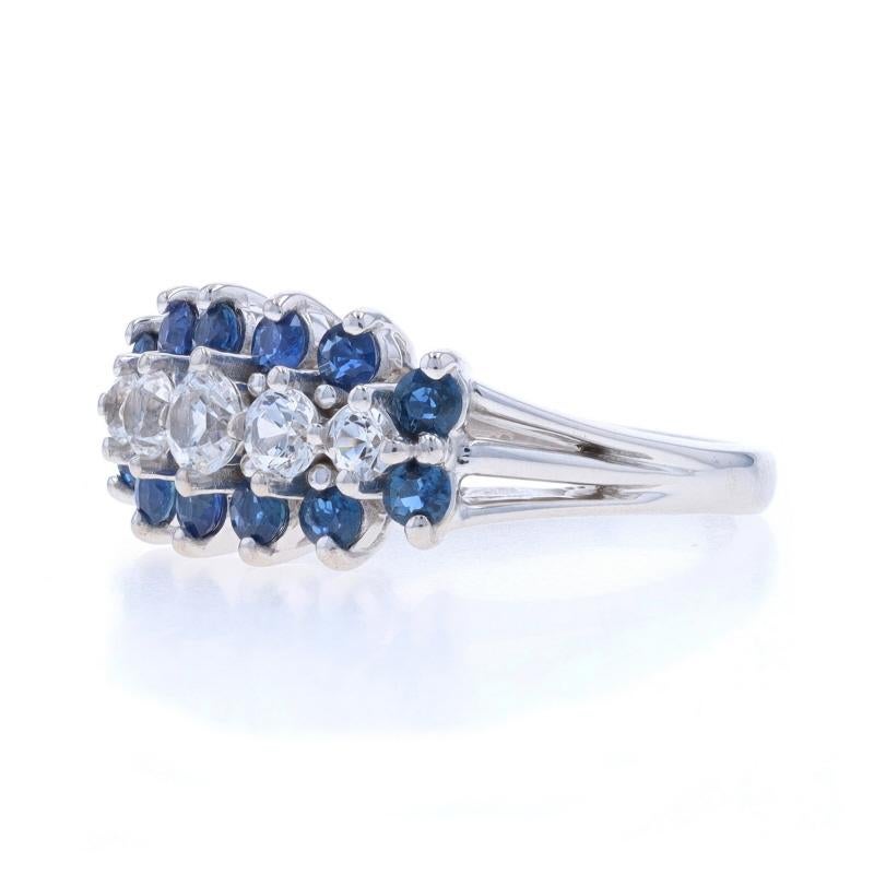 Weißgold Weiß-Cocktailring mit weißem und blauem Saphir-Cluster - 14k rund 1,62 ctw im Zustand „Hervorragend“ im Angebot in Greensboro, NC
