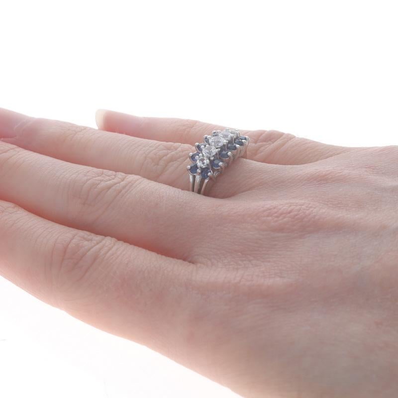 Weißgold Weiß-Cocktailring mit weißem und blauem Saphir-Cluster - 14k rund 1,62 ctw Damen im Angebot