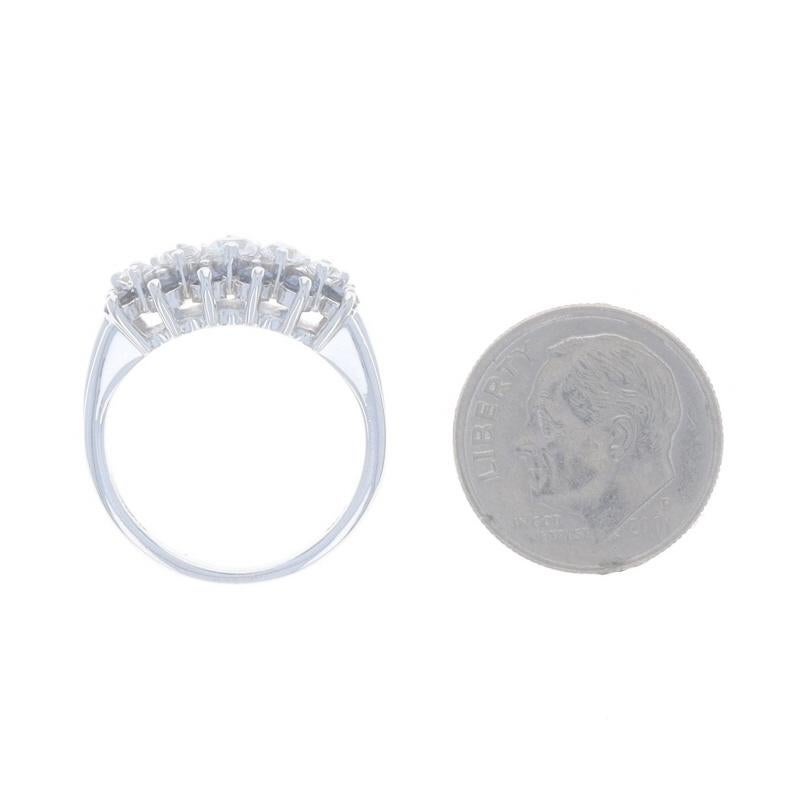 Weißgold Weiß-Cocktailring mit weißem und blauem Saphir-Cluster - 14k rund 1,62 ctw im Angebot 2