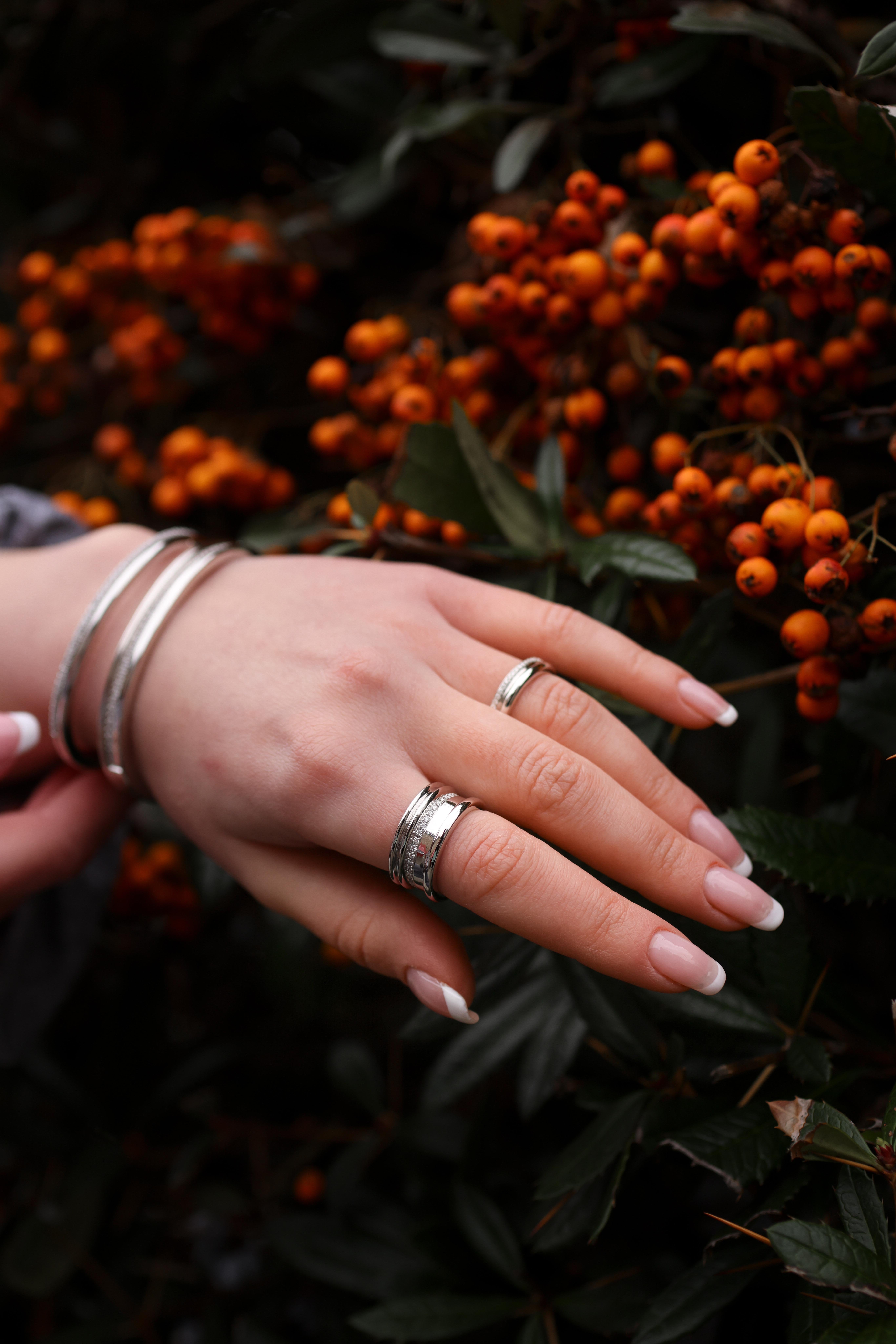 Moderne Bague à large bande en or blanc et diamants blancs pour l'éternité en vente