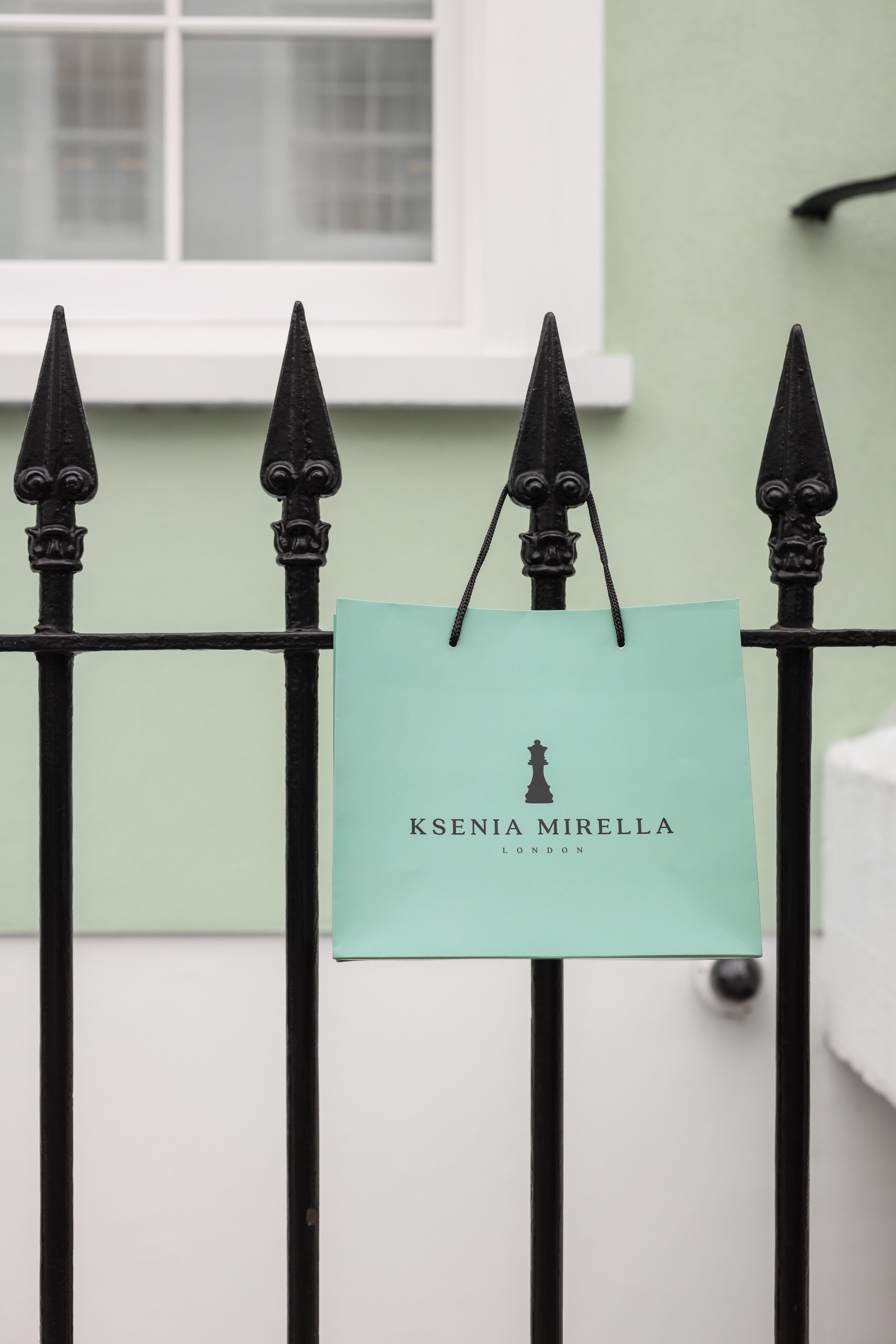 Bague à large bande en or blanc et diamants blancs pour l'éternité Neuf - En vente à Marlow, GB