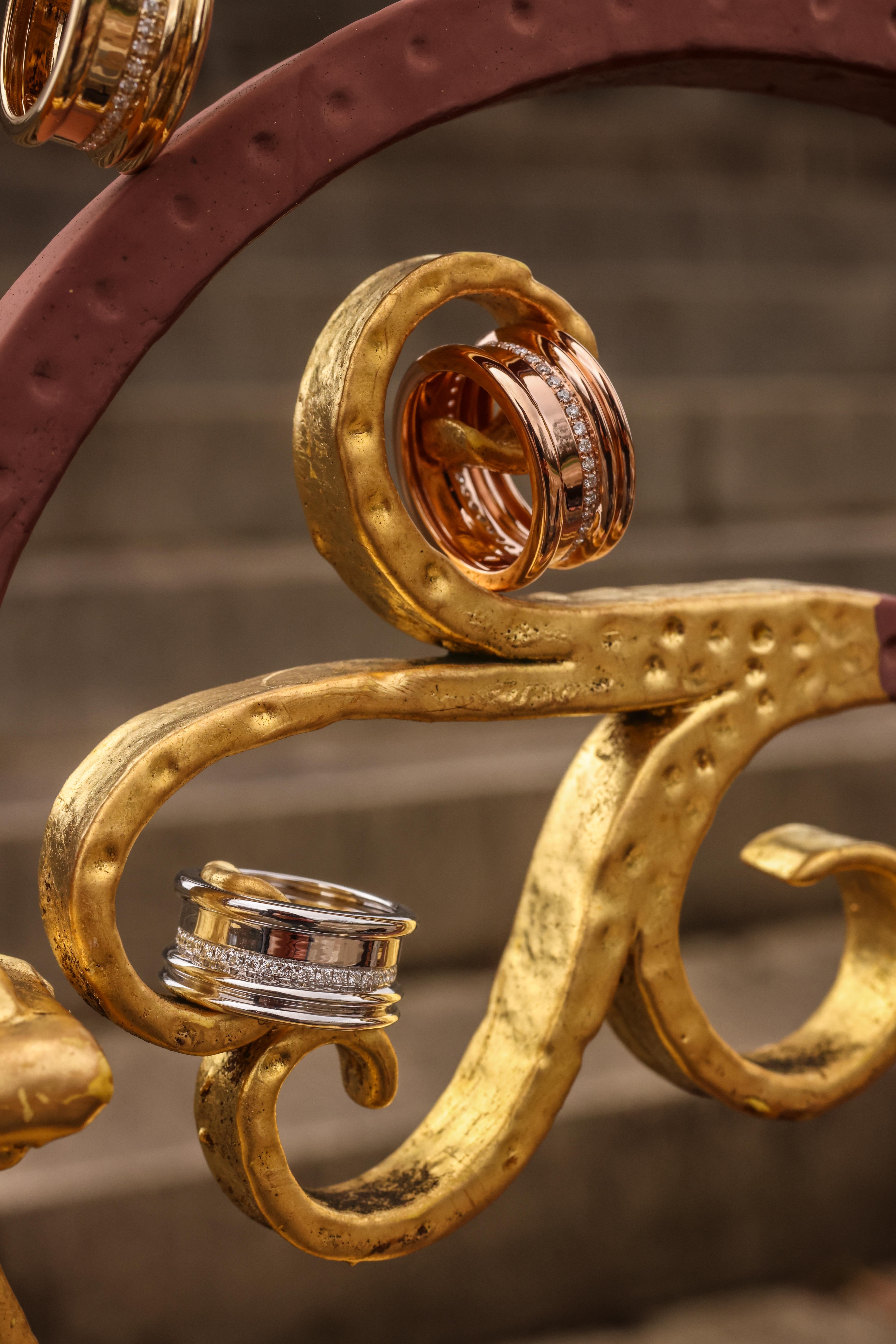 Bague à large bande en or blanc et diamants blancs pour l'éternité Pour femmes en vente