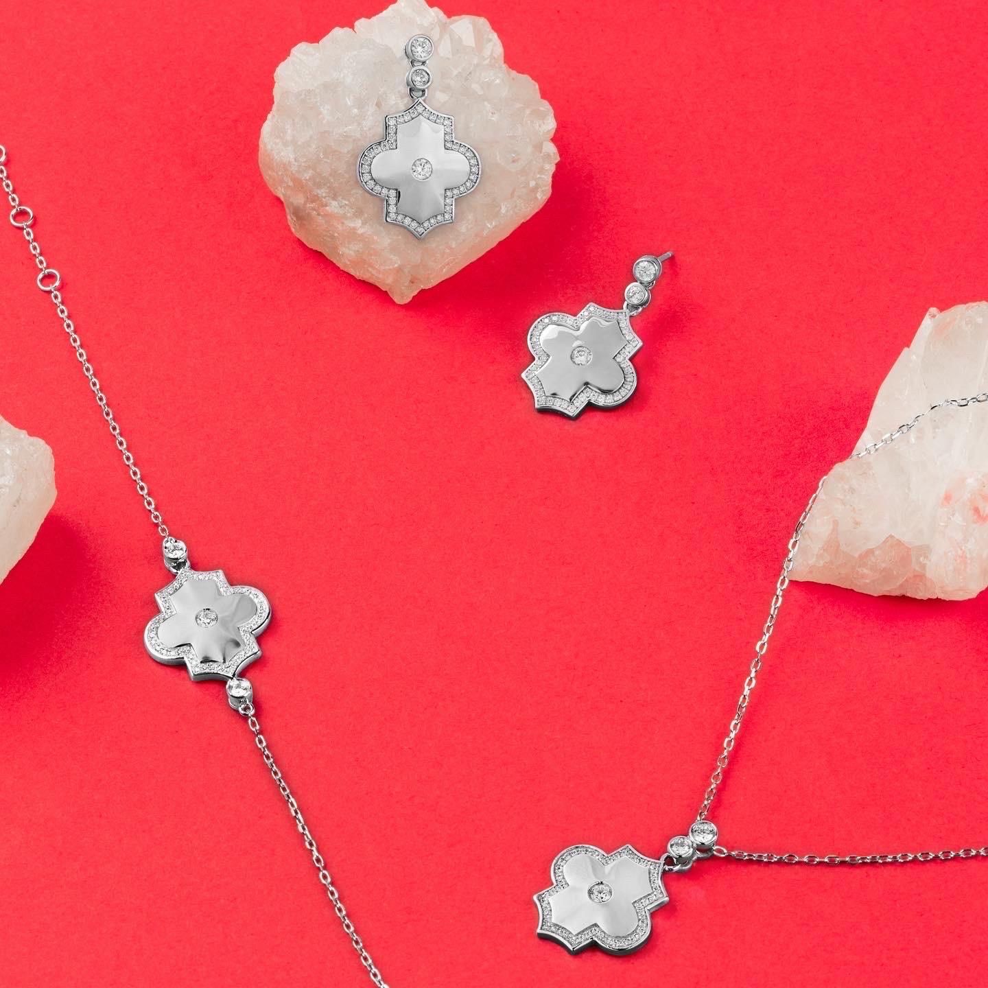 Art Déco Orecchini a goccia in oro bianco con motivo di diamanti bianchi in vendita