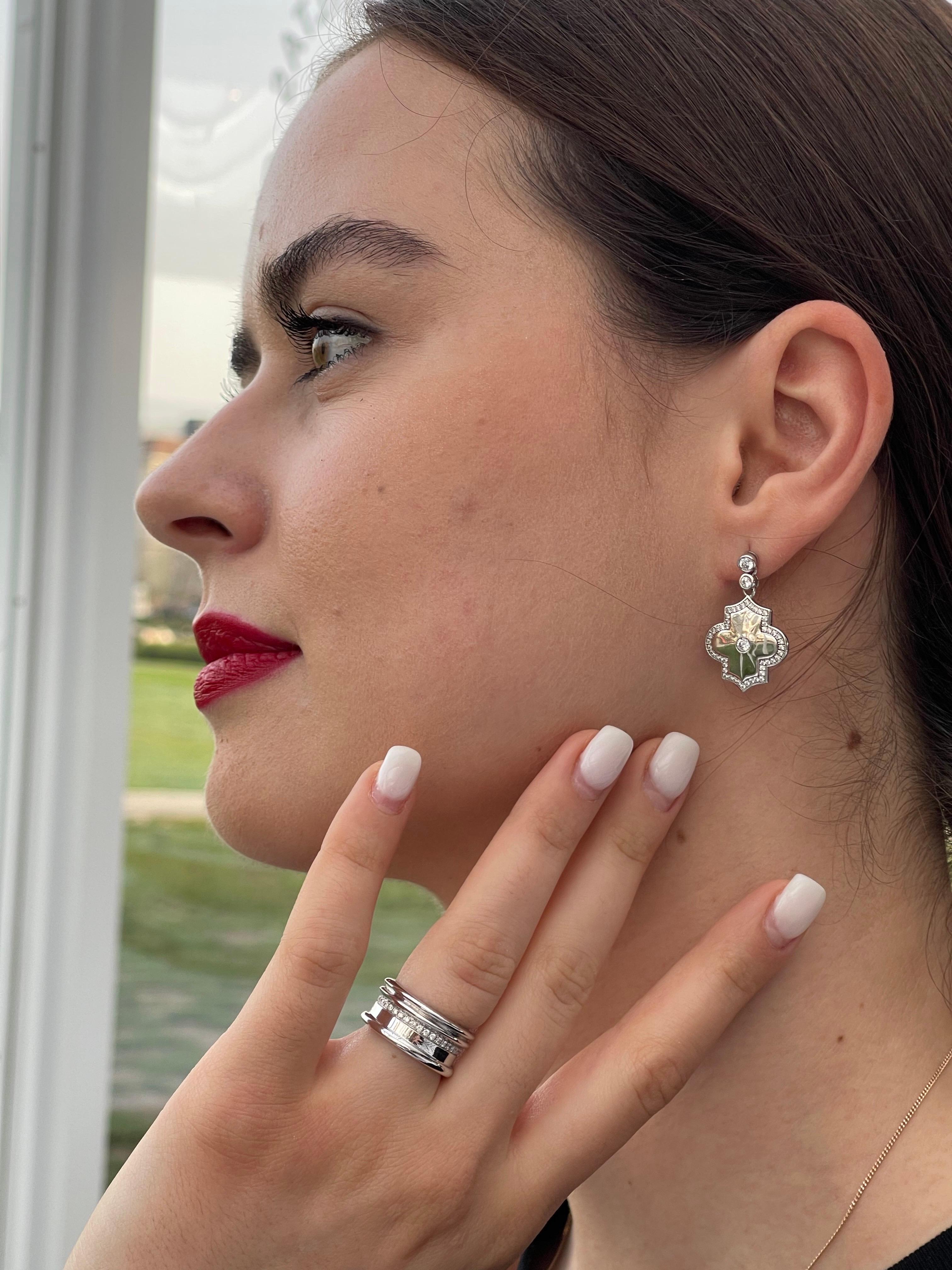 Taglio rotondo Orecchini a goccia in oro bianco con motivo di diamanti bianchi in vendita