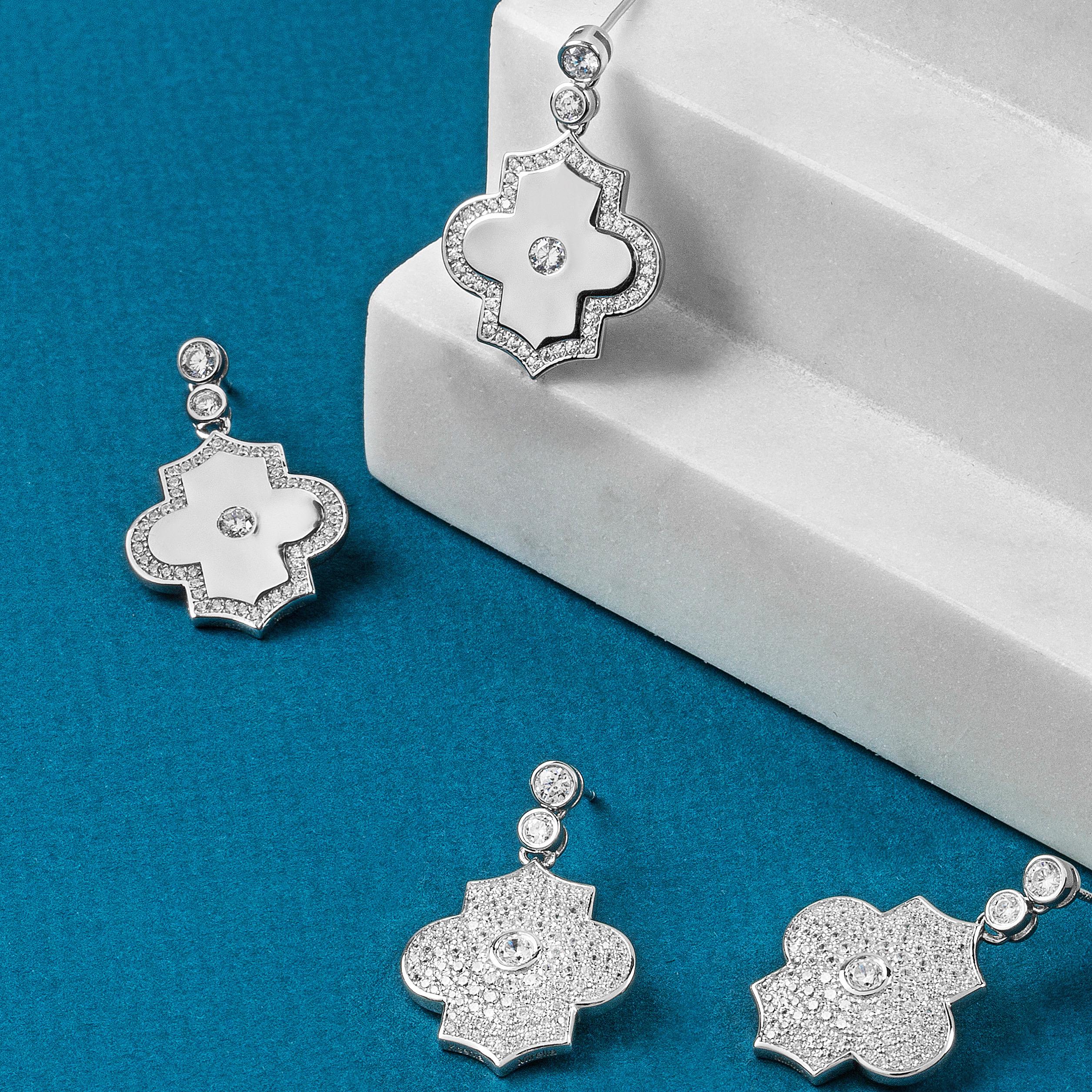 Orecchini a goccia in oro bianco con motivo di diamanti bianchi In condizioni Nuovo in vendita a Marlow, GB