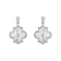 Orecchini a goccia in oro bianco con motivo di diamanti bianchi