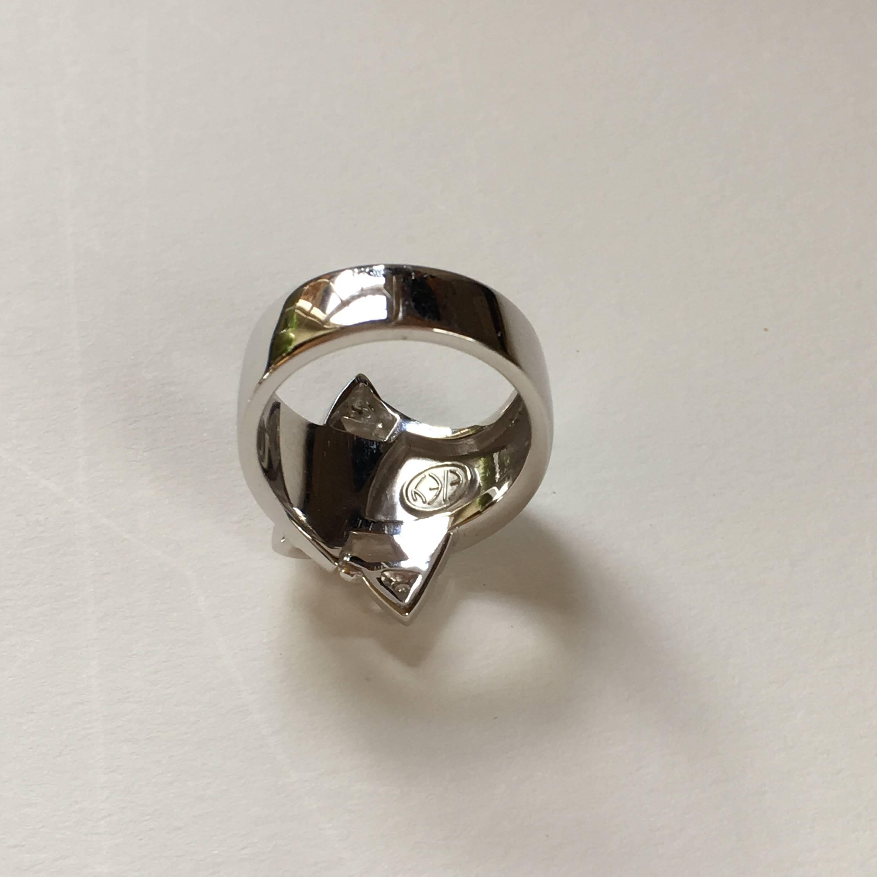 18 Karat White Gold White Diamond Cocktail Ring In New Condition For Sale In Huntingdon, GB