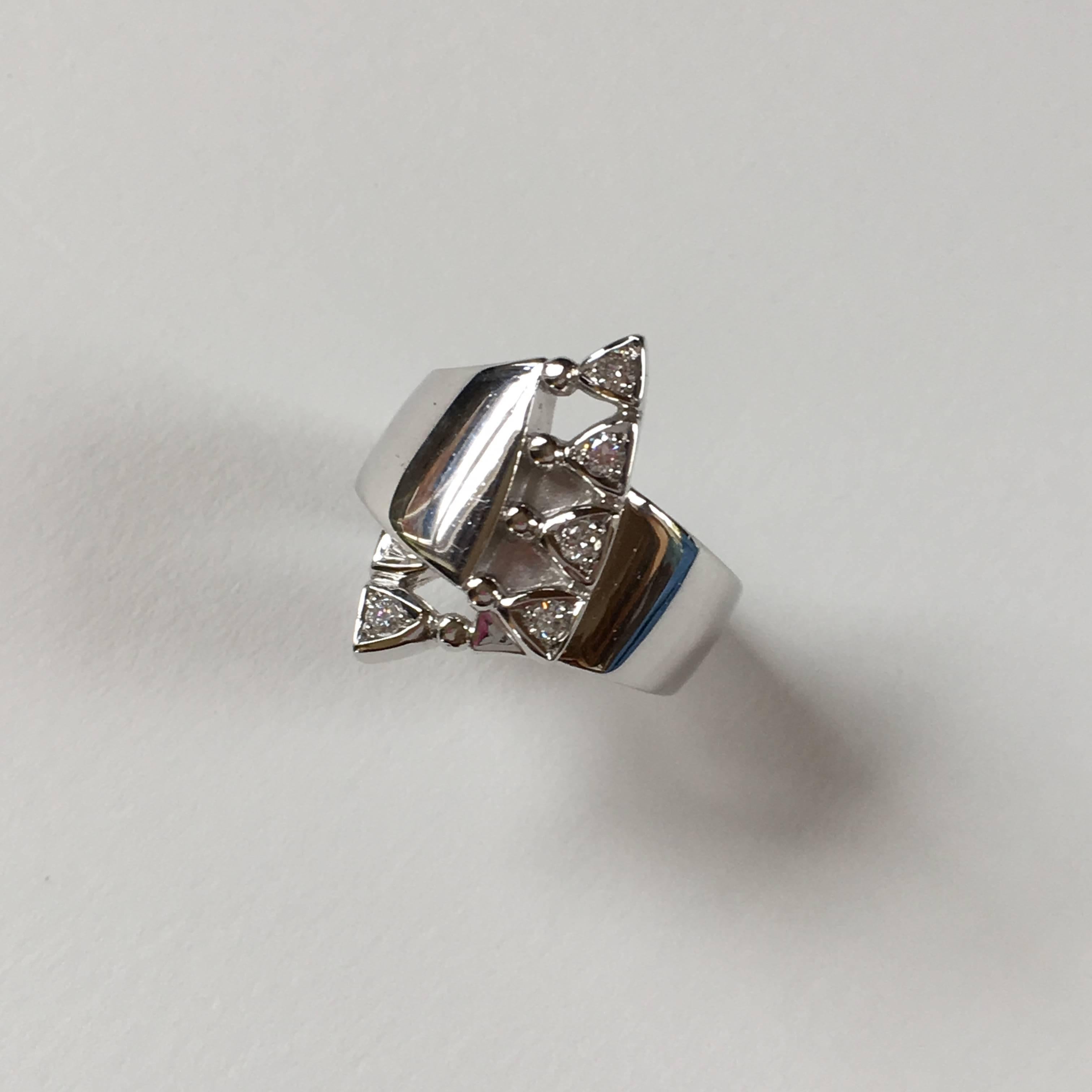 18 Karat White Gold White Diamond Cocktail Ring For Sale 2