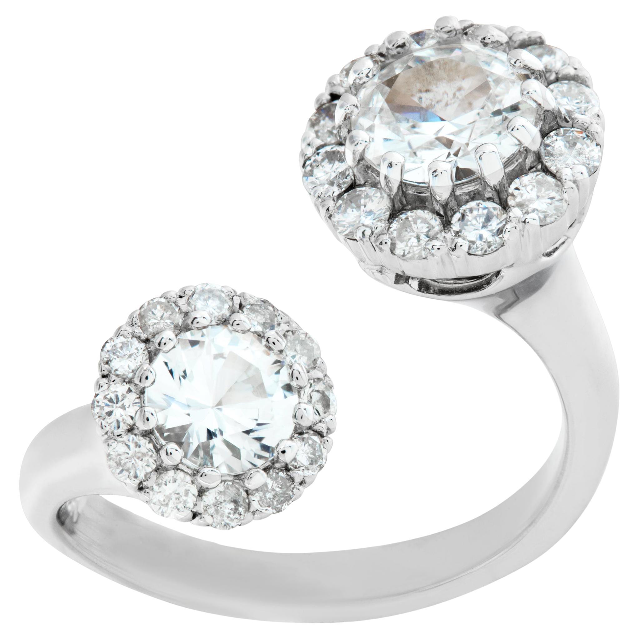 Ring aus Weißgold mit weißem Saphir und Diamanten und Halo-Diamanten mit Diamanten
