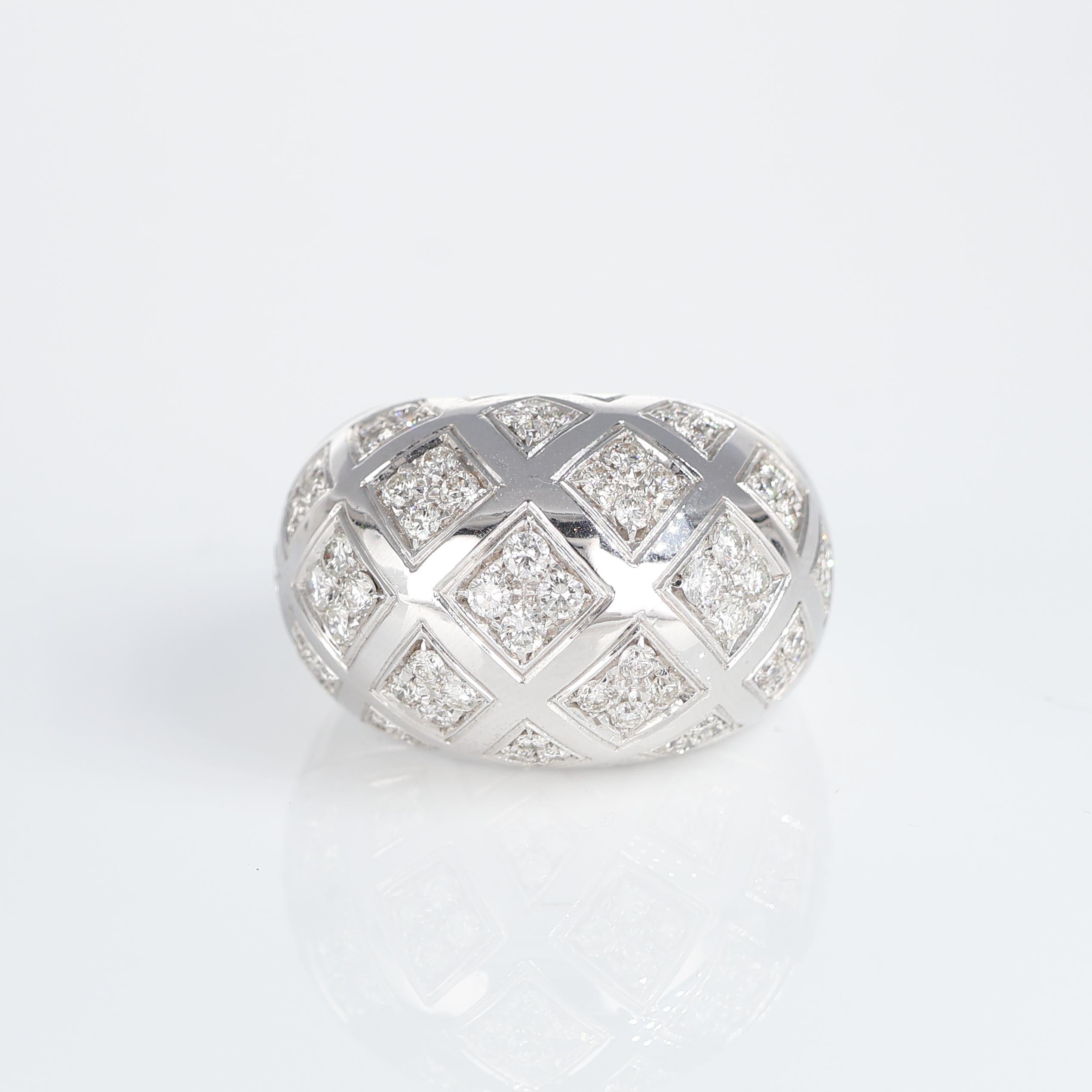 NOTE IMPORTANTE :
✔ Aucun coût supplémentaire ne sera ajouté à cette commande.
✔ Les frais d'expédition et de douane sont entièrement à notre charge.
--------------------
Cette élégante bague en or blanc 18 carats présente un motif saisissant de