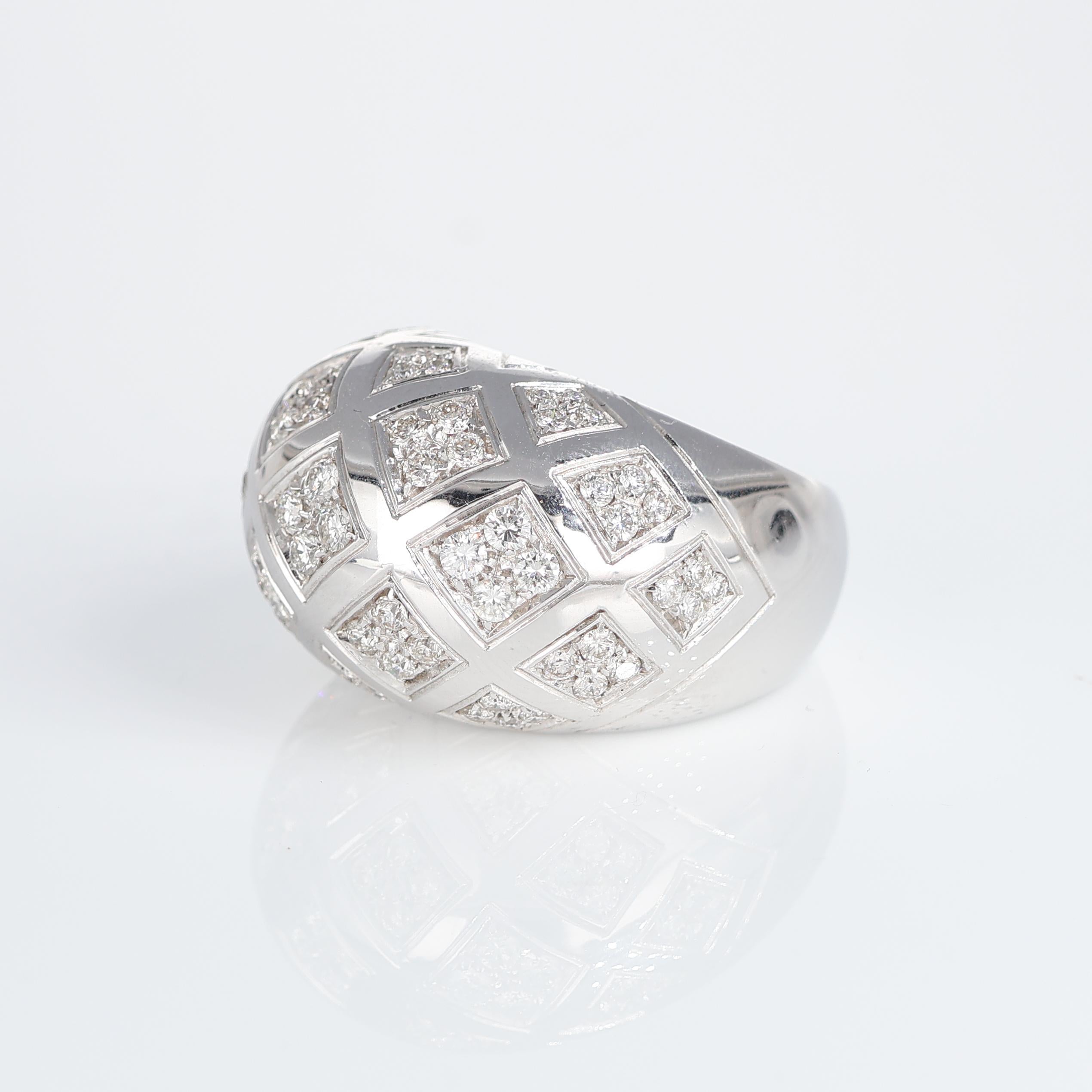 Taille brillant Bague à large bande en or blanc avec losanges pavés de diamants, 2,86 carats en vente