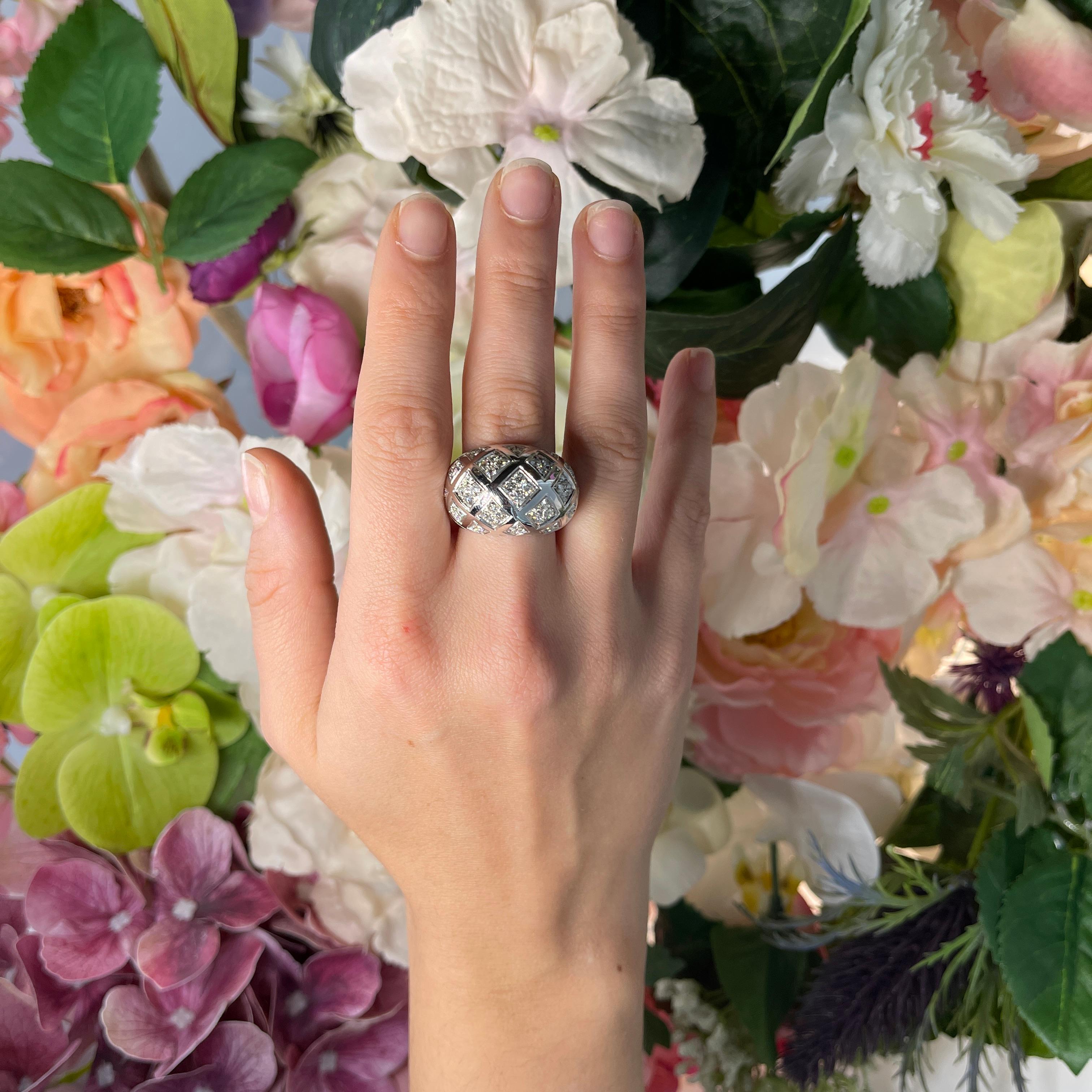 Bague à large bande en or blanc avec losanges pavés de diamants, 2,86 carats en vente 1