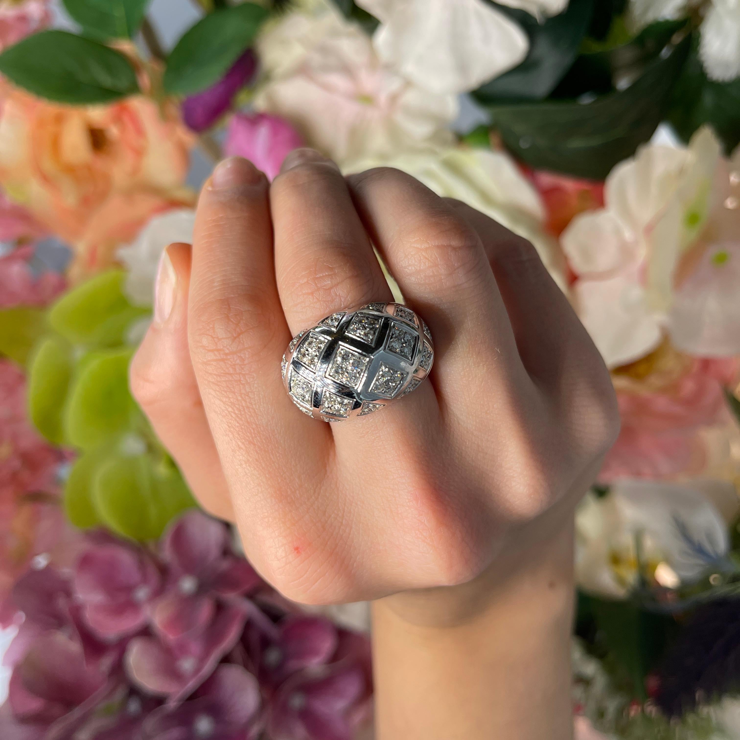 Bague à large bande en or blanc avec losanges pavés de diamants, 2,86 carats en vente 2