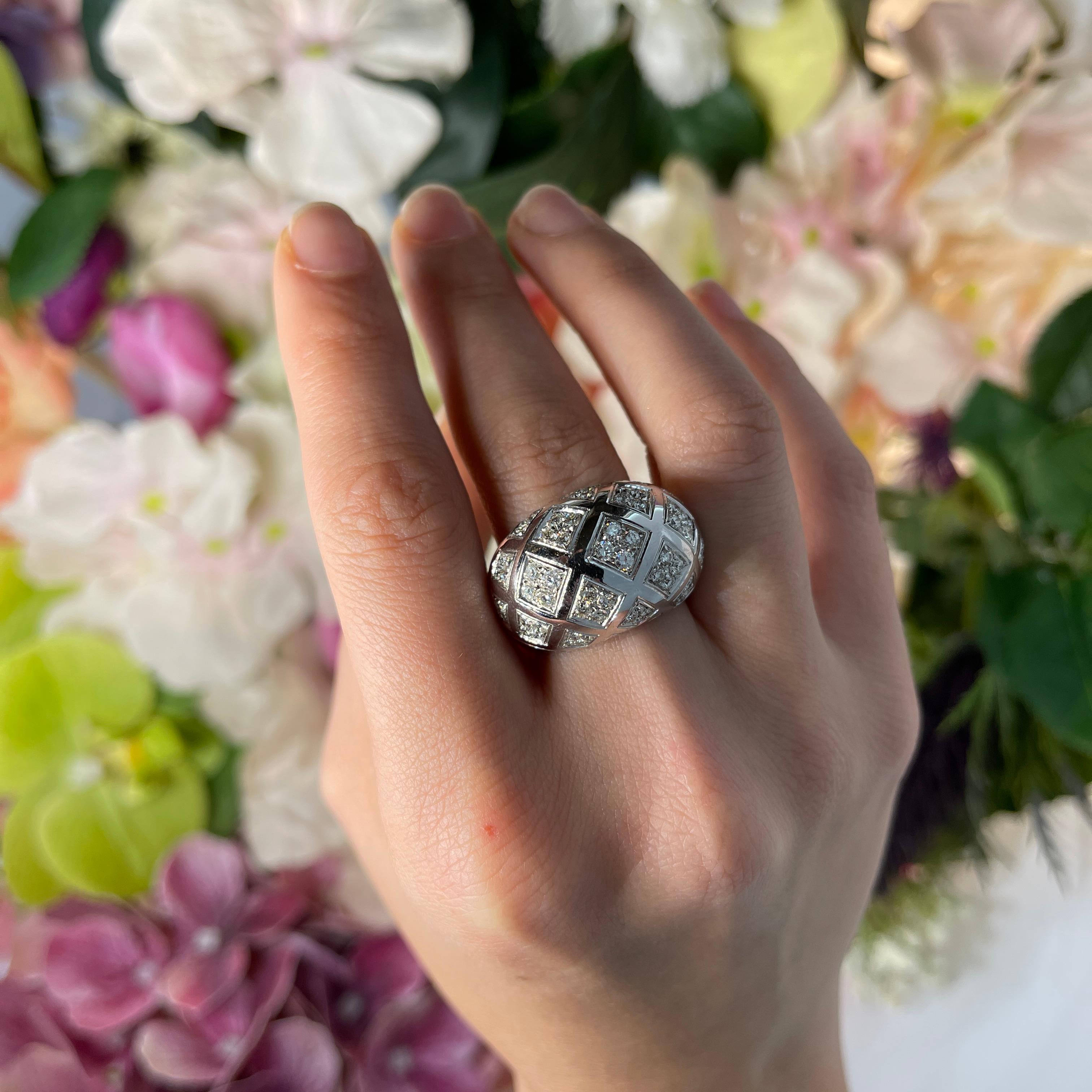 Bague à large bande en or blanc avec losanges pavés de diamants, 2,86 carats en vente 3