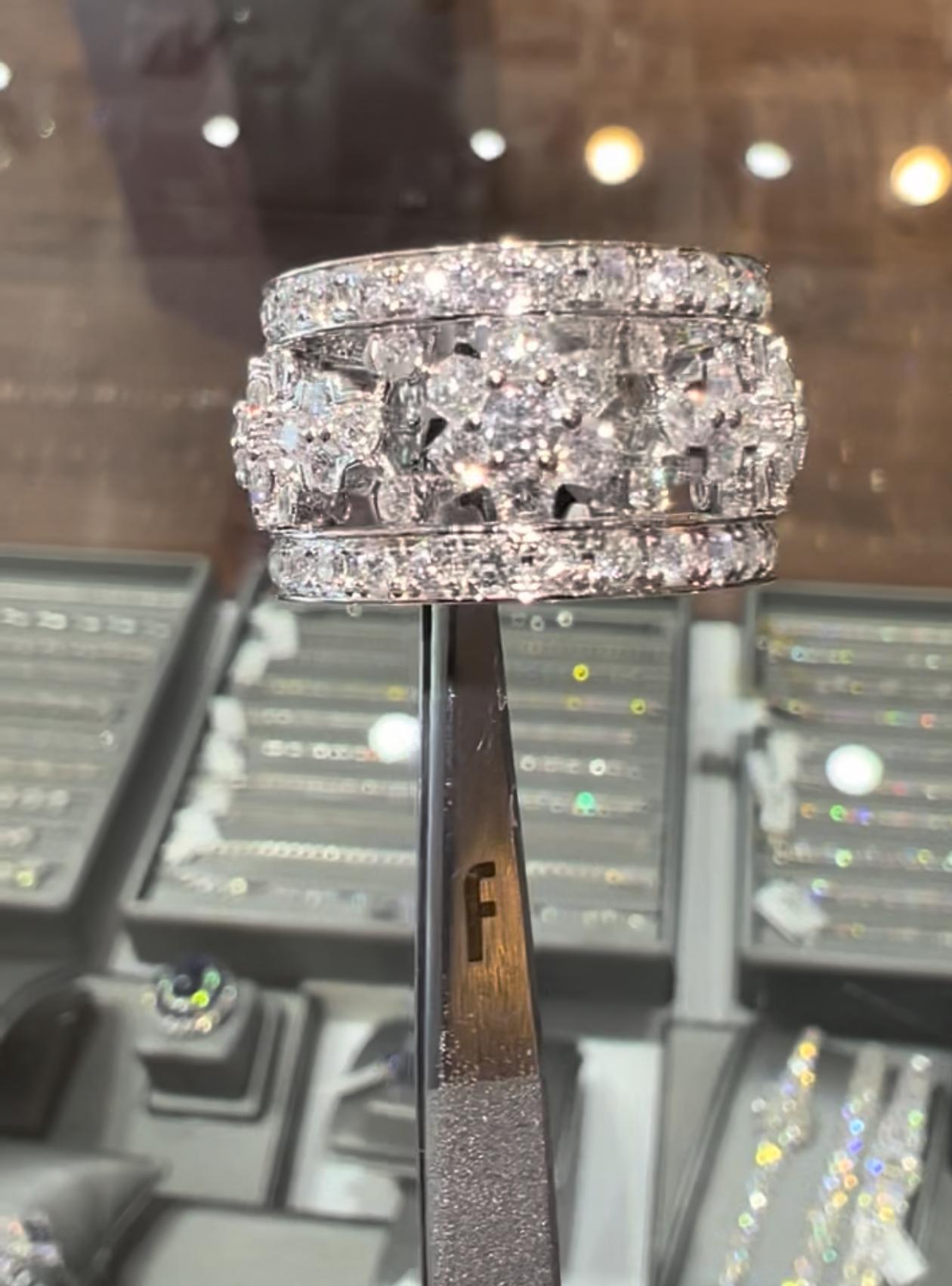 Taglio rotondo Anello a sigaretta in oro bianco con diamante rotondo e fiore largo in oro bianco 18 carati in vendita