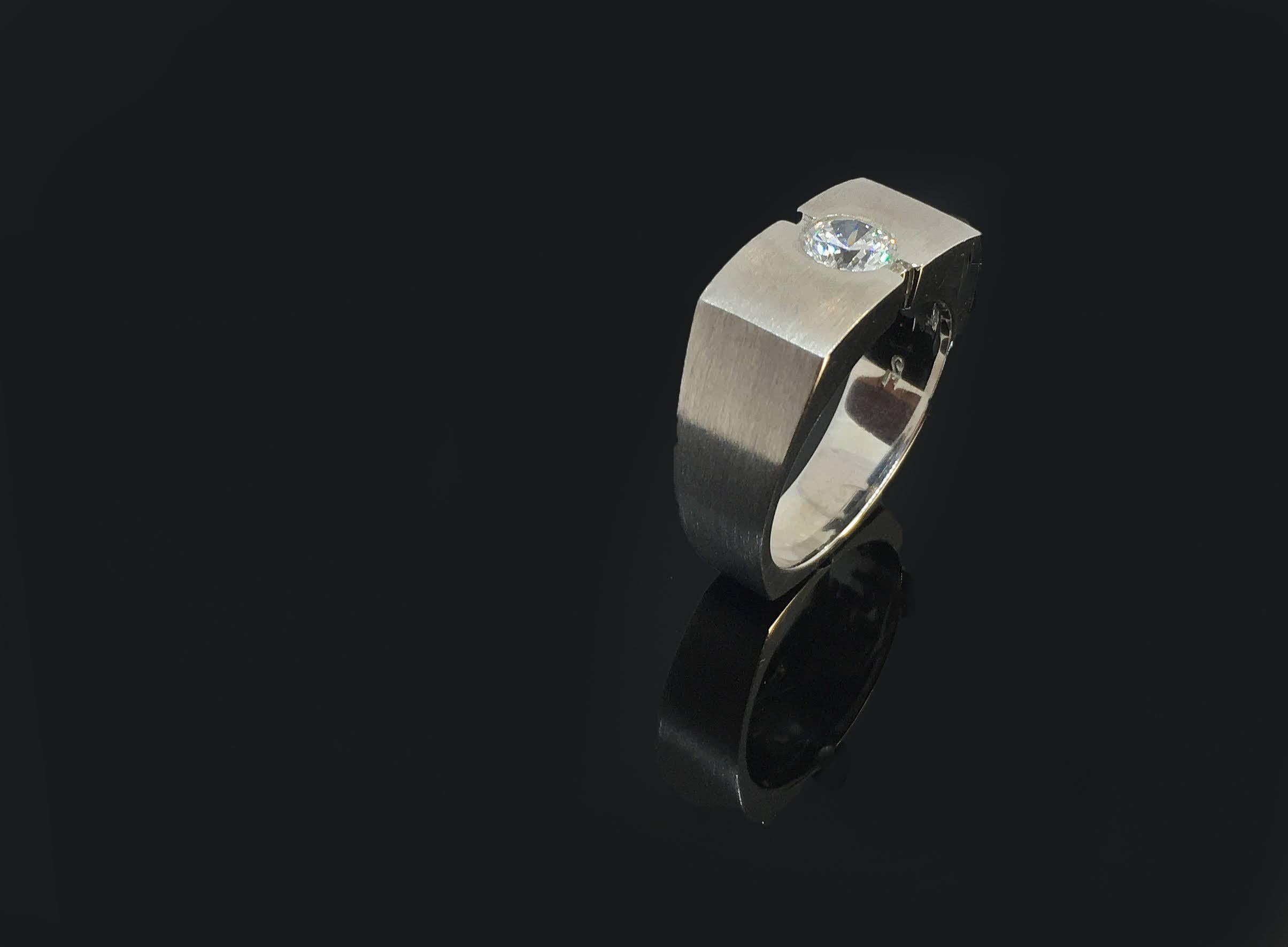 Im Angebot: Weißgold mit rundem Solitär-Diamant-Ring () 4