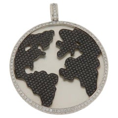 Pendentif World en or blanc avec diamants noirs et blancs et nacre