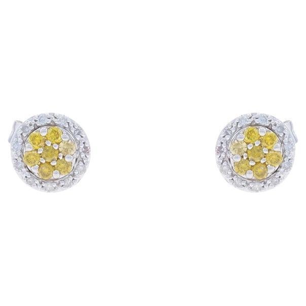 Boucles d'oreilles Halo en or blanc et diamant jaune - 10k Round .32ctw Treated en vente