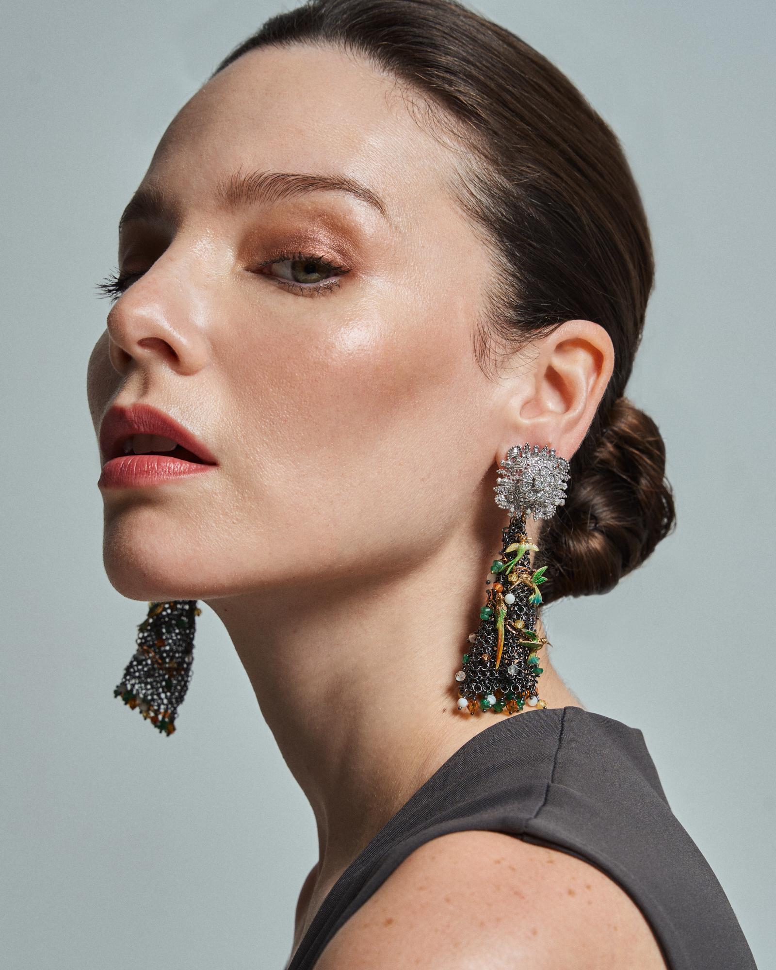 White Gold Yellow Gold Earrings Diamonds Enamels Emeralds Nacar Citrine Quartz

Introducing our exquisite White and Yellow 18k Gold Earrings, a true masterpiece inspired by the timeless tale of Attar's Conference of the Birds from the 12th century.