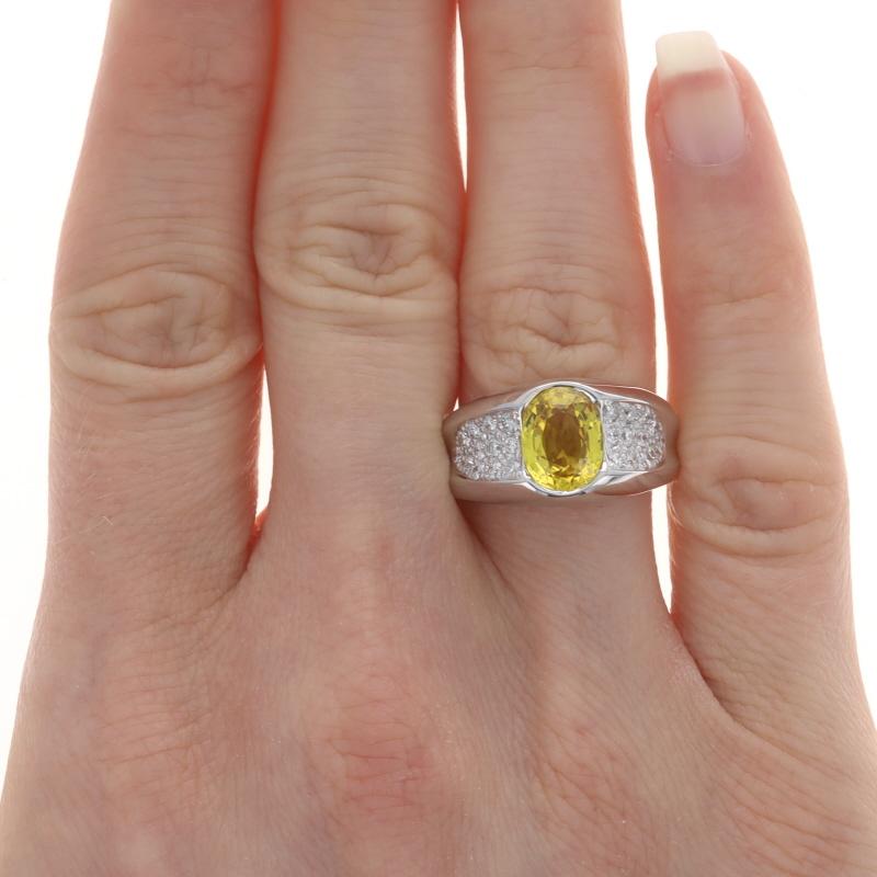 Talla: 6 3/4
Tasa de tallaje: Hasta 2 tallas por 80 $.

Contenido de metal: Oro blanco de 18 quilates

Información sobre Stone
Zafiro natural
Tratamiento: Calentamiento
Quilate(s): 2,11 ct
Talla: Oval
Color: amarillo

Diamantes naturales
Quilate(s):