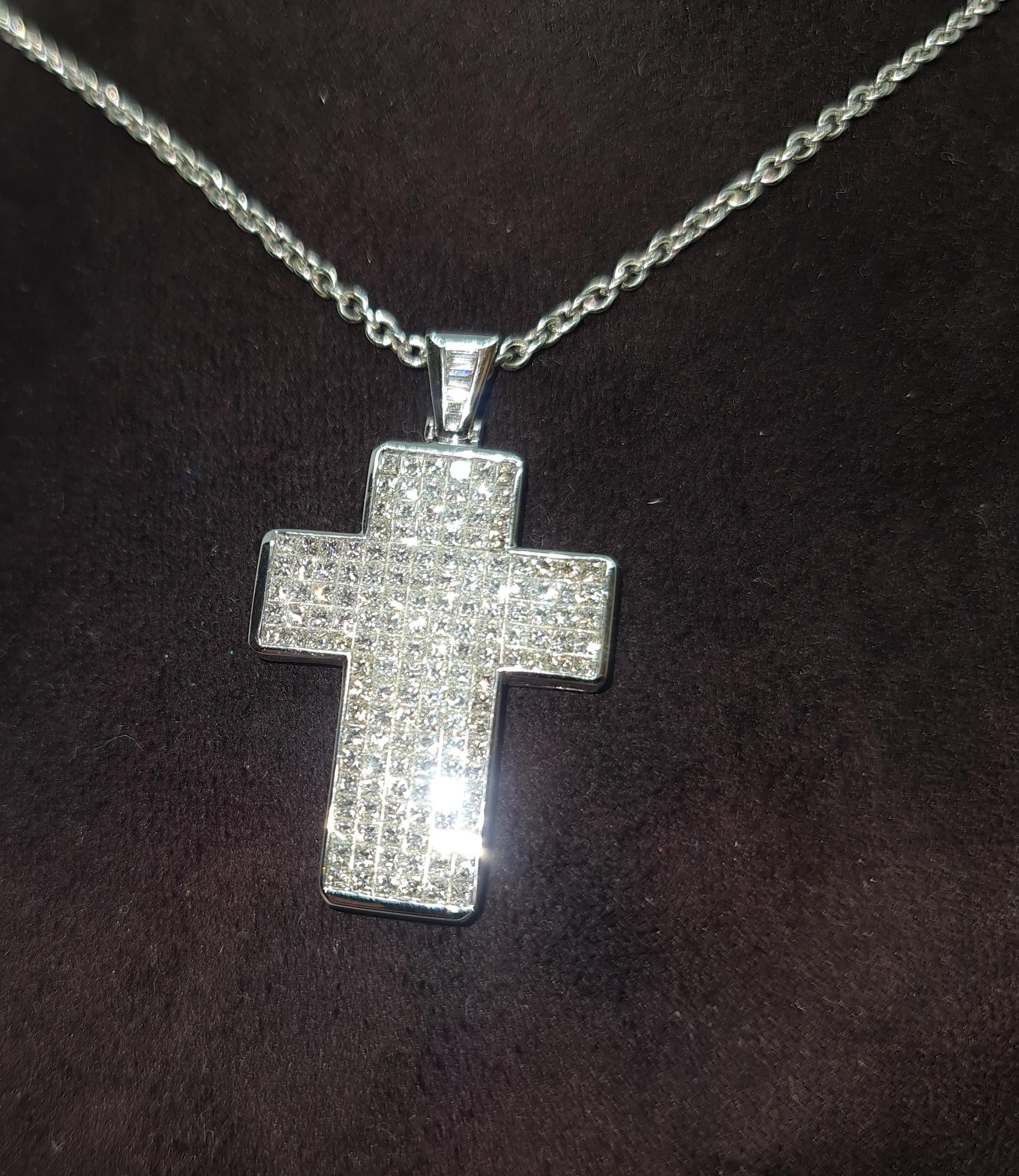 Collier croix en or blanc 18 carats avec diamants taille princesse de 7,45 carats en vente 4