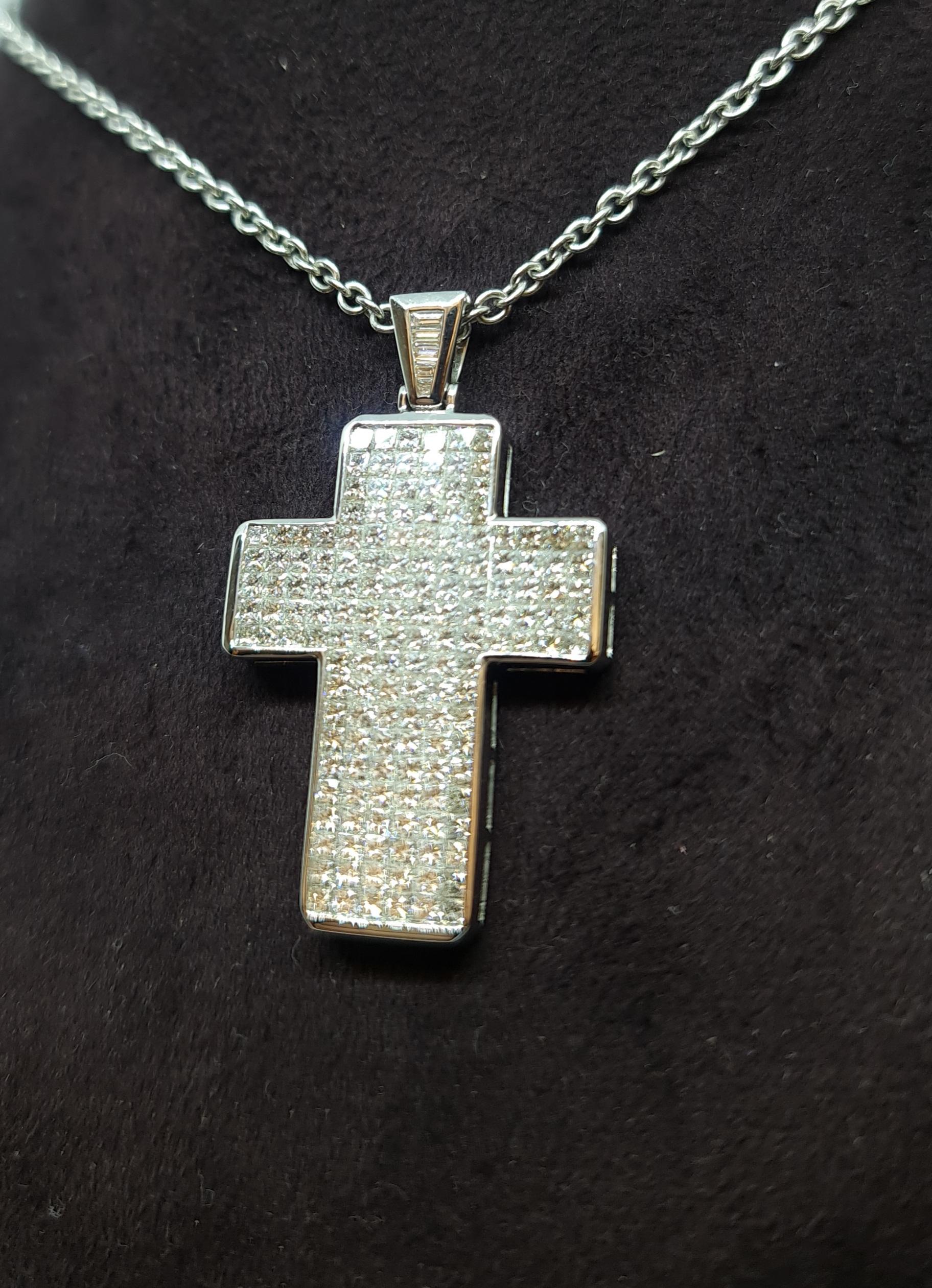 White Golden 18 Karat Cross Necklace with 7.45 Carat Princess Cut Diamonds For Sale 7