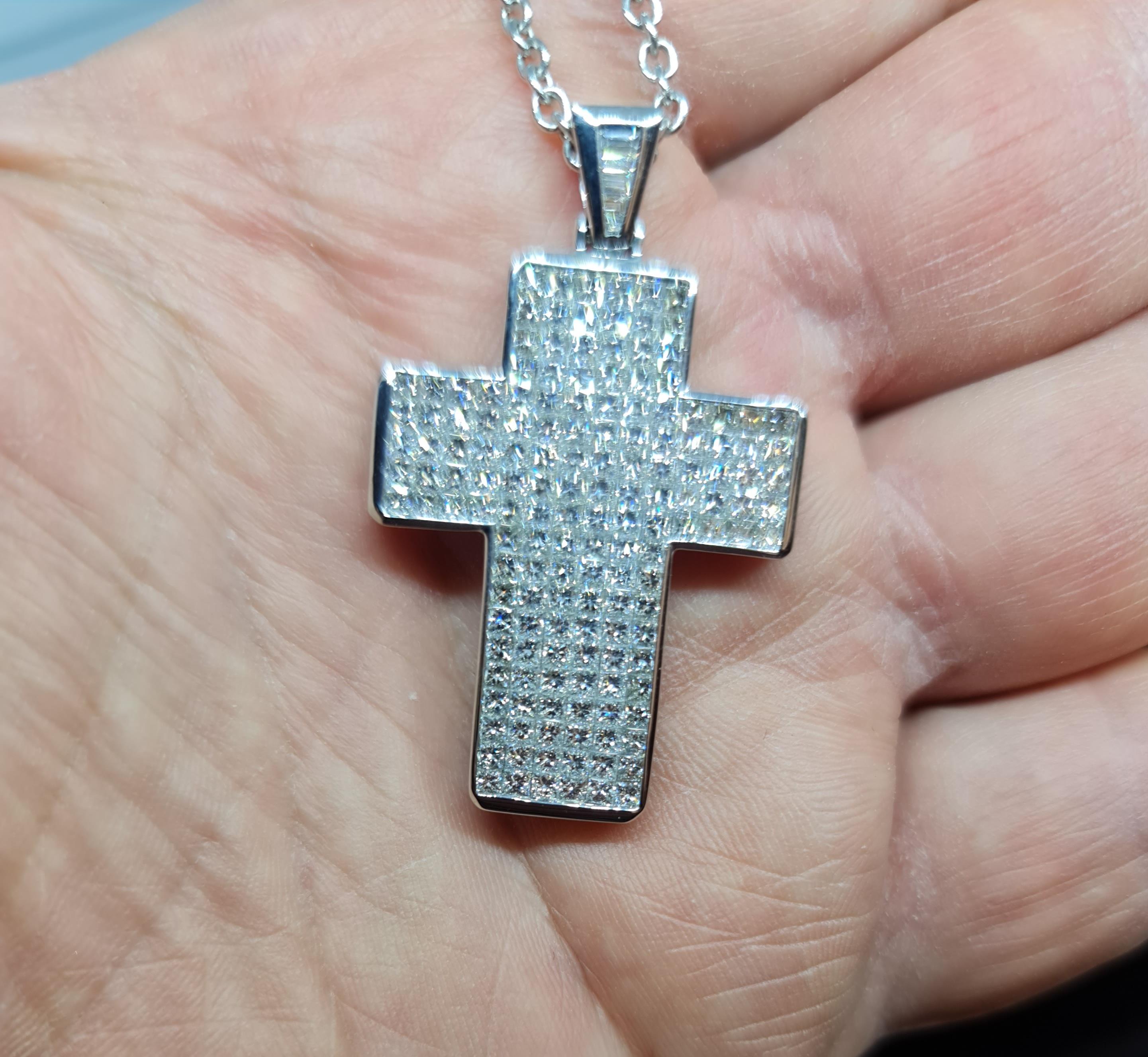 Collier croix en or blanc 18 carats avec diamants taille princesse de 7,45 carats Unisexe en vente