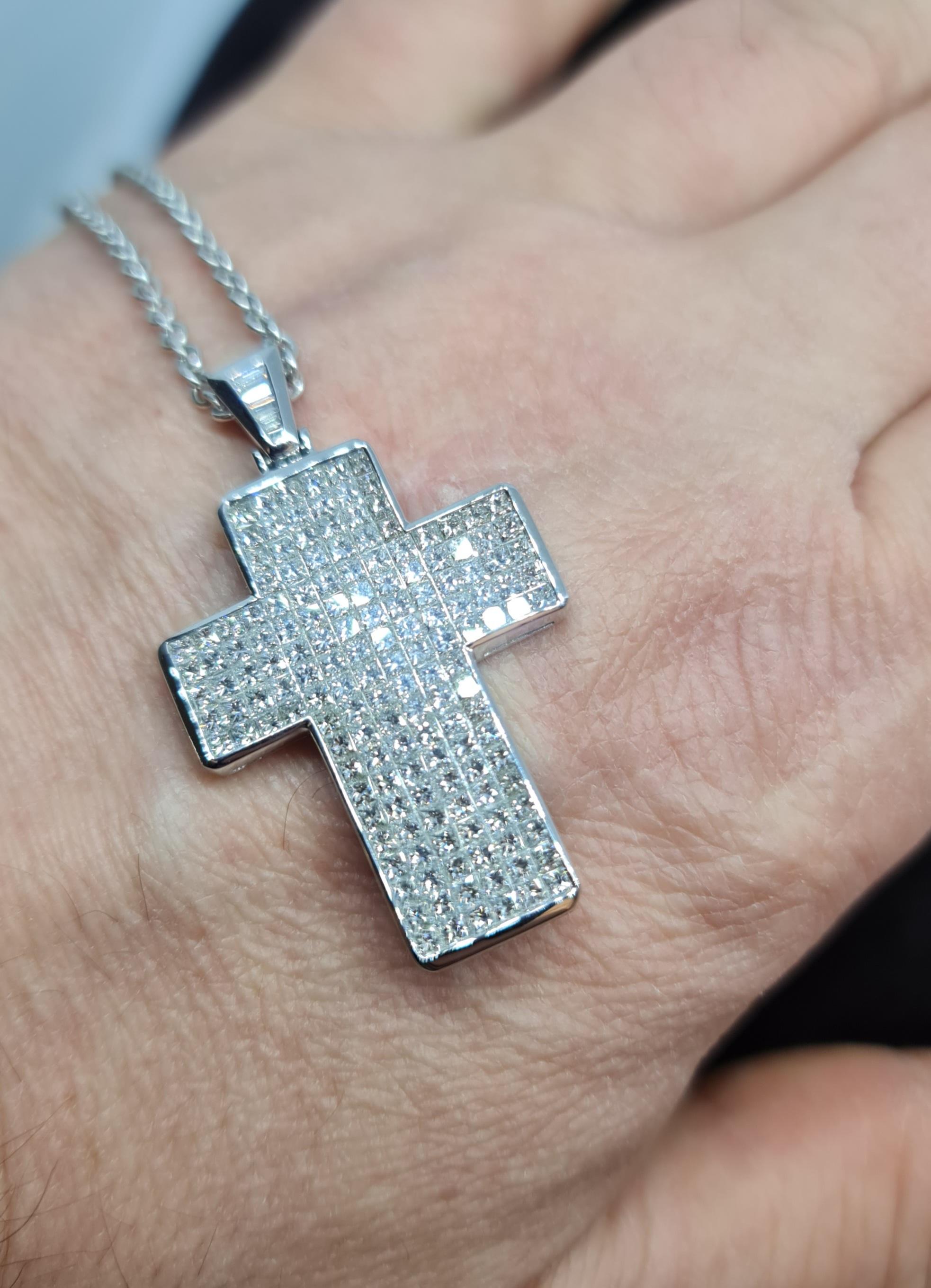 Collier croix en or blanc 18 carats avec diamants taille princesse de 7,45 carats en vente 1