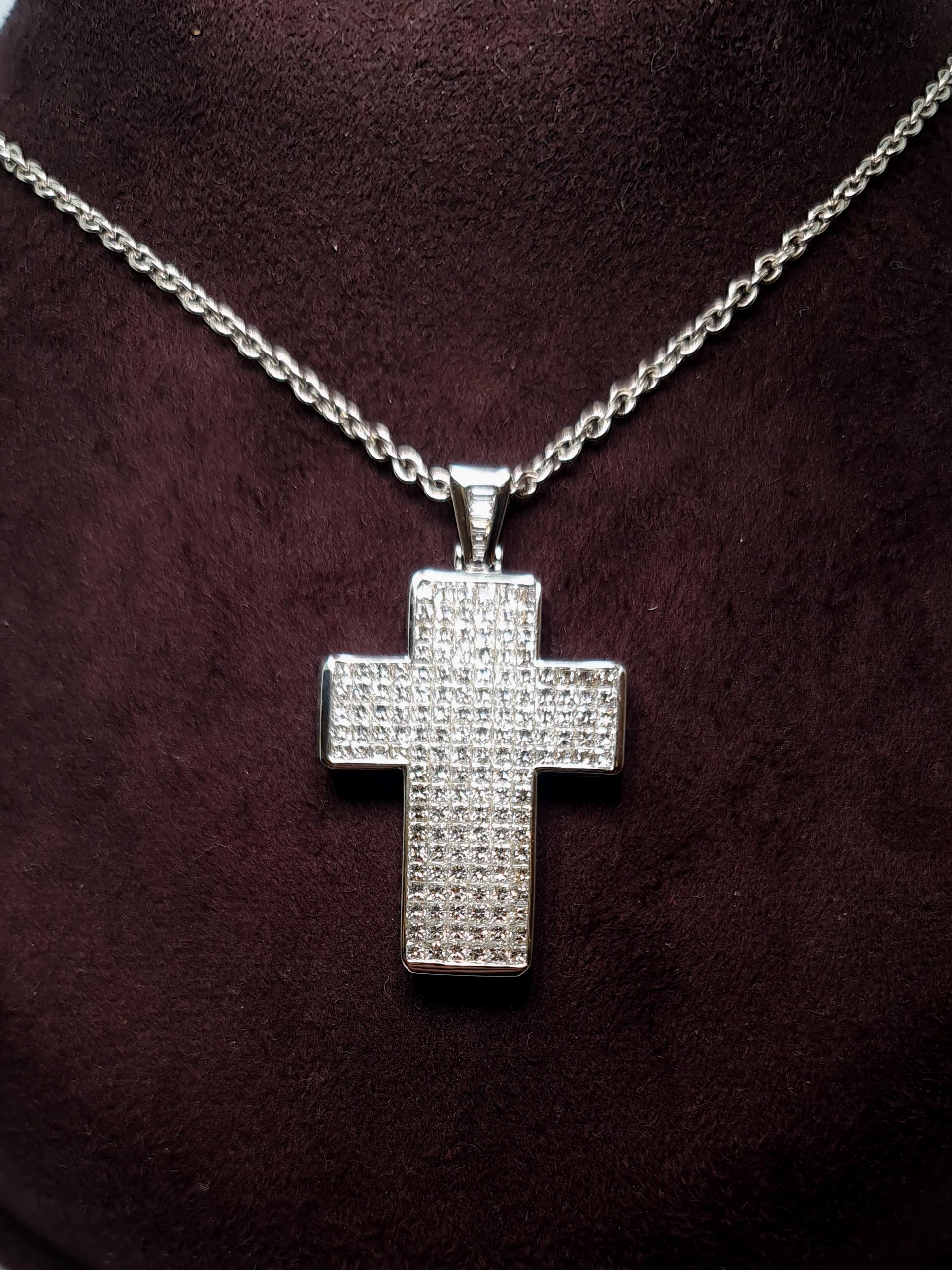 White Golden 18 Karat Cross Necklace with 7.45 Carat Princess Cut Diamonds For Sale 3
