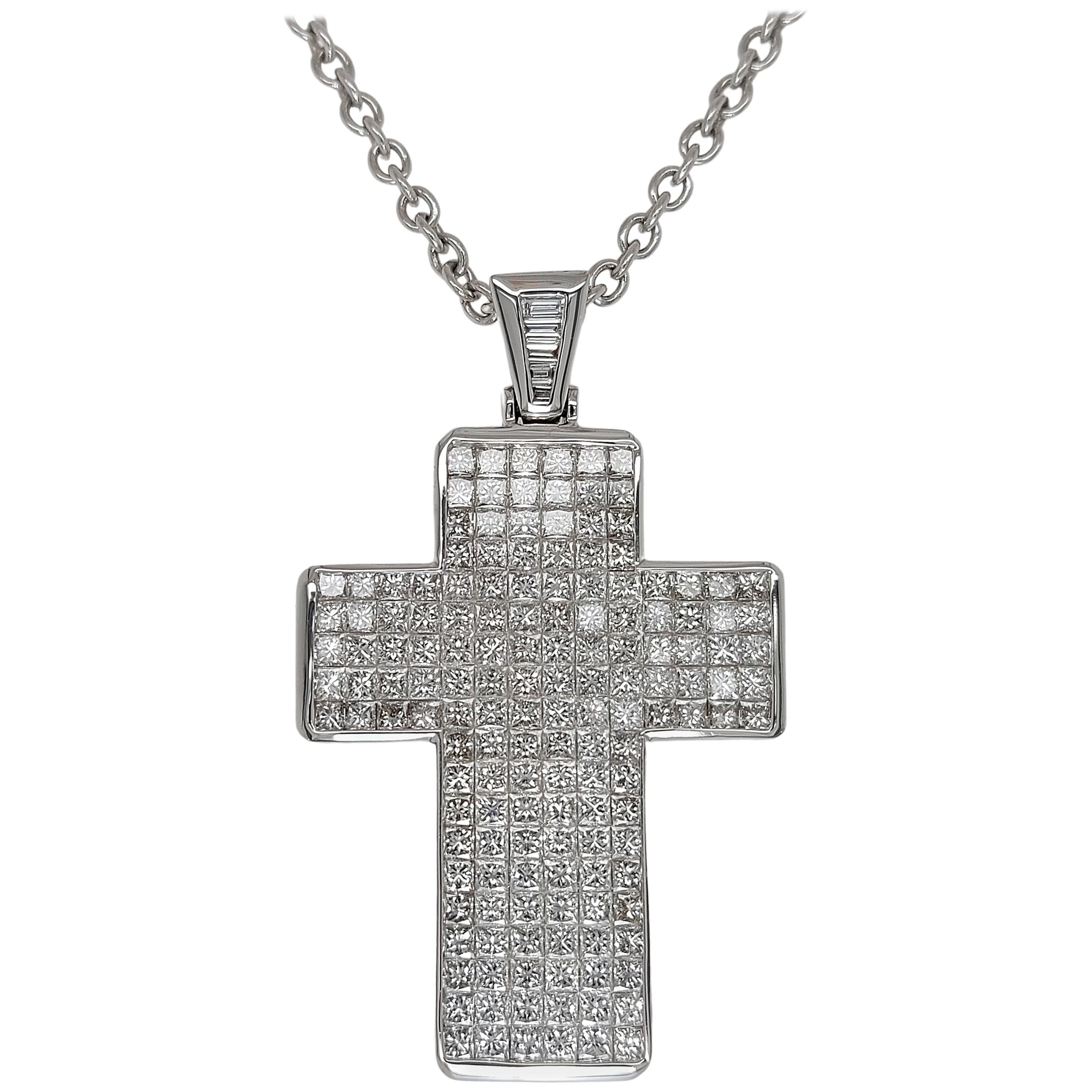 Collier croix en or blanc 18 carats avec diamants taille princesse de 7,45 carats en vente
