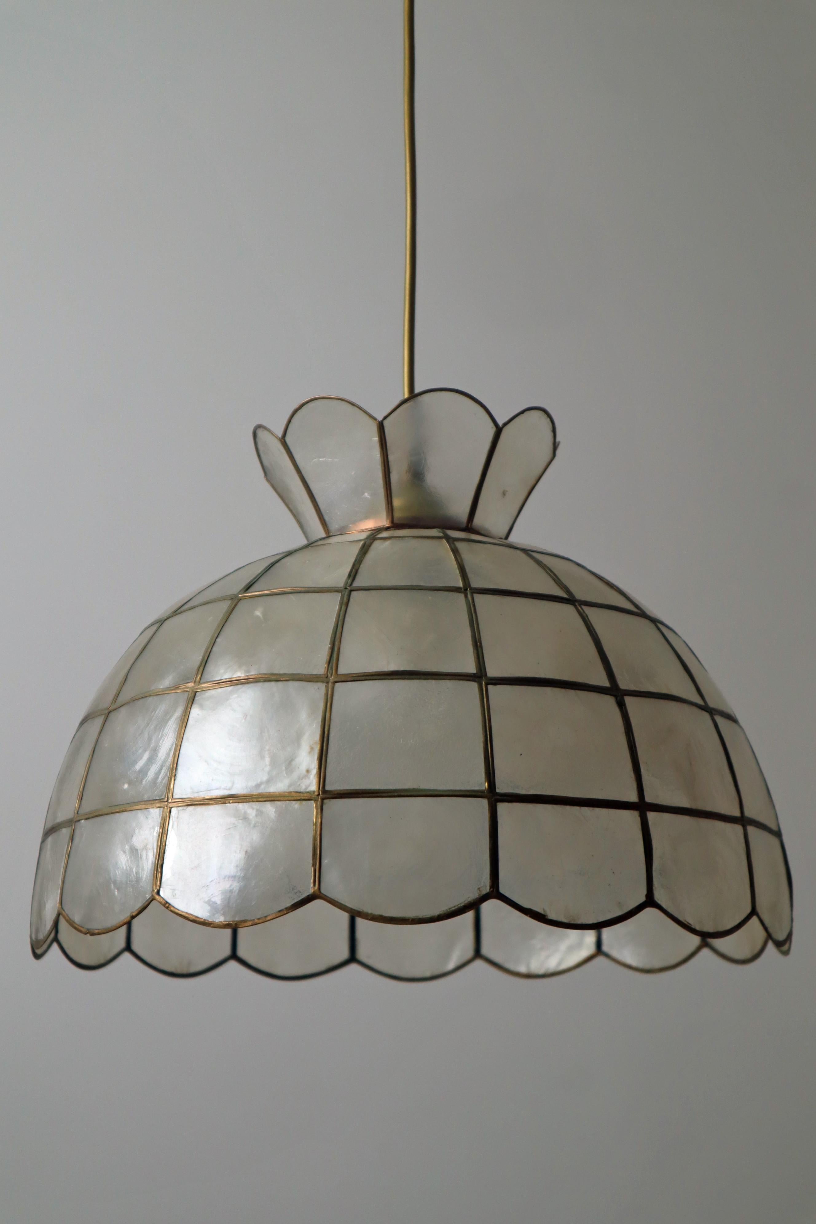 Hollywood Regency White golden Capiz sea shell lamp 1970s