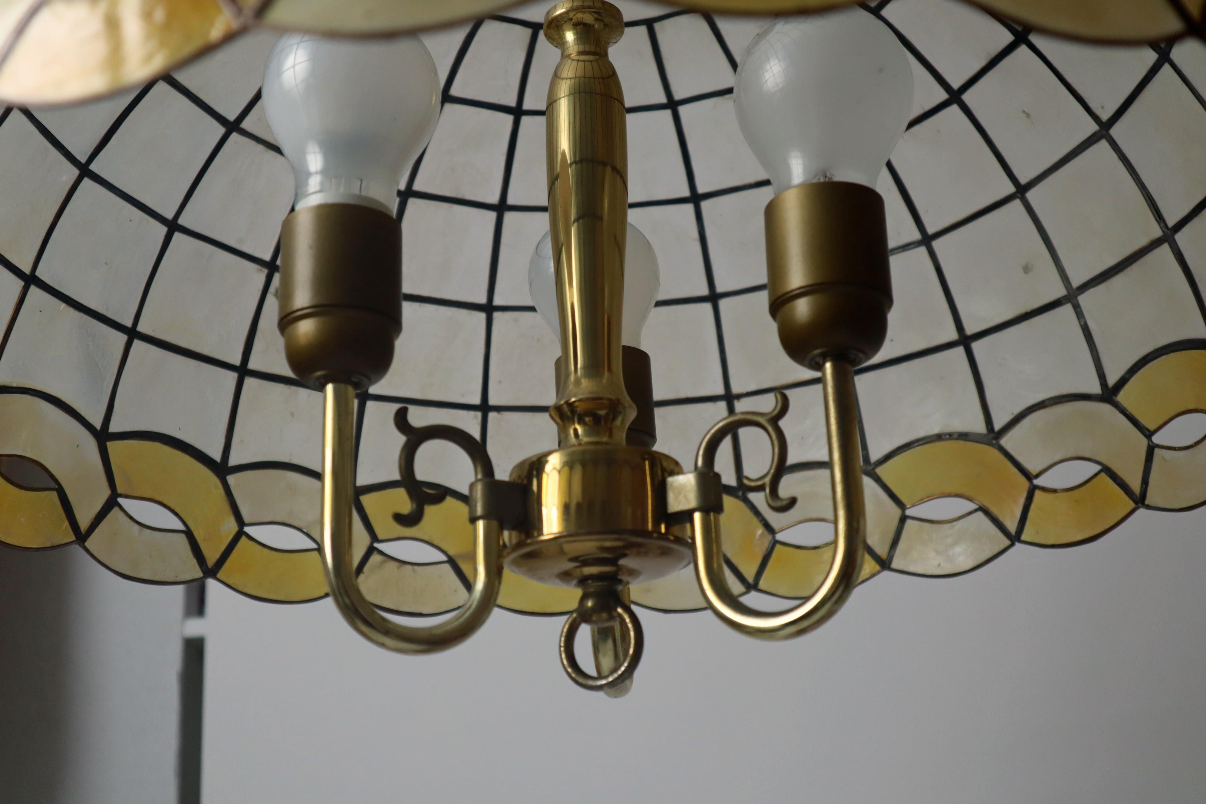 Lampada con conchiglia Capiz dorata bianca dal design ornamentale 1970 in vendita 2