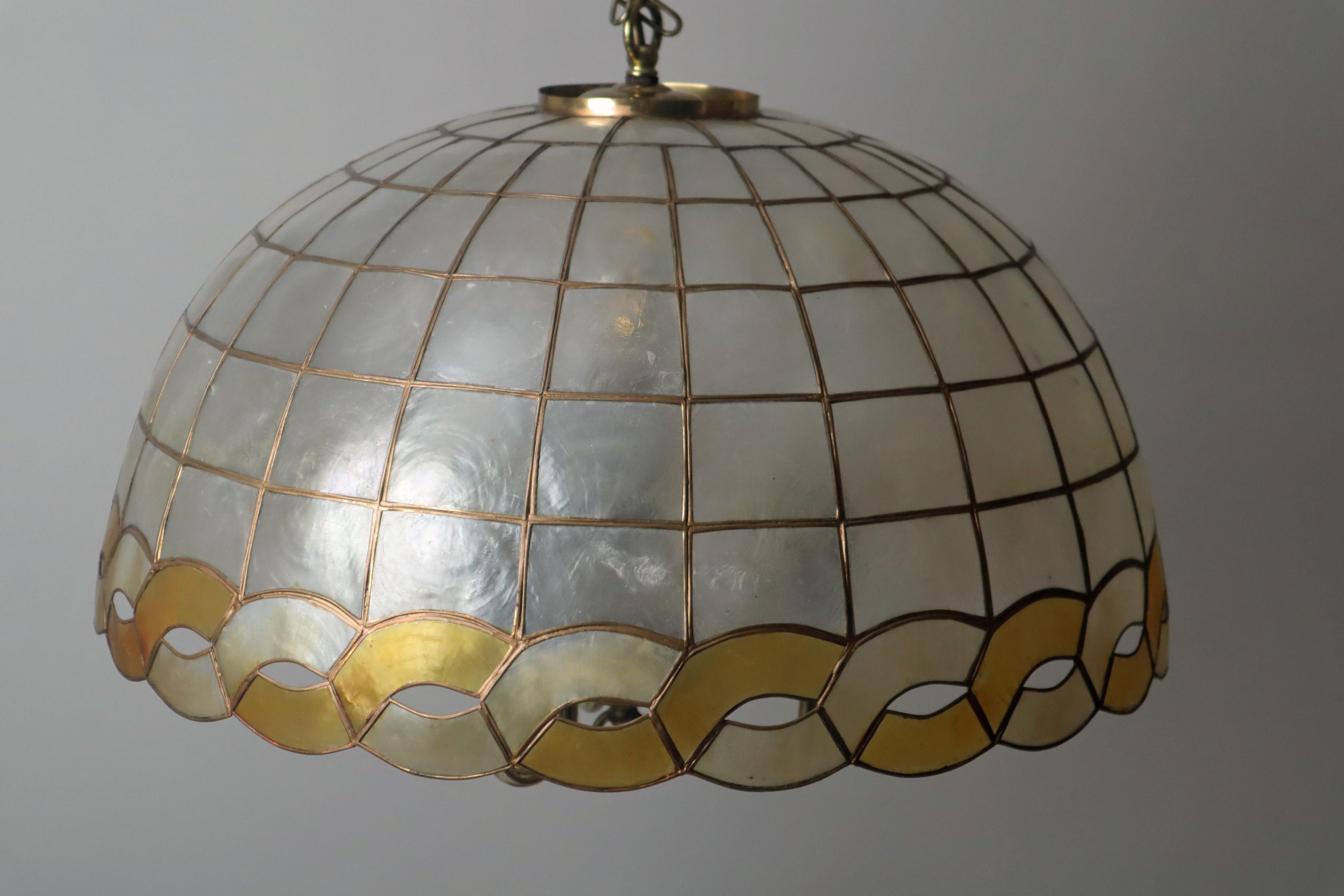 Lampada con conchiglia Capiz dorata bianca dal design ornamentale 1970 in vendita 8