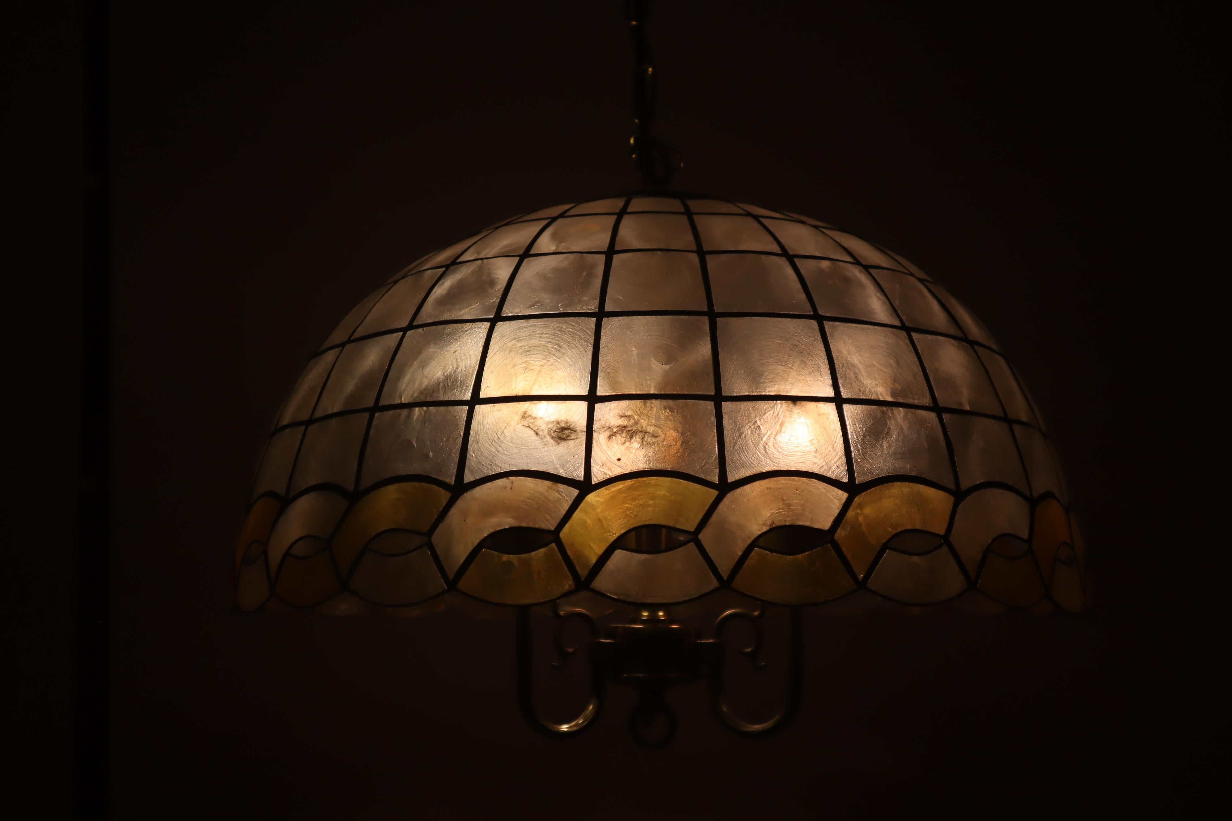 Hollywood Regency Lampada con conchiglia Capiz dorata bianca dal design ornamentale 1970 in vendita