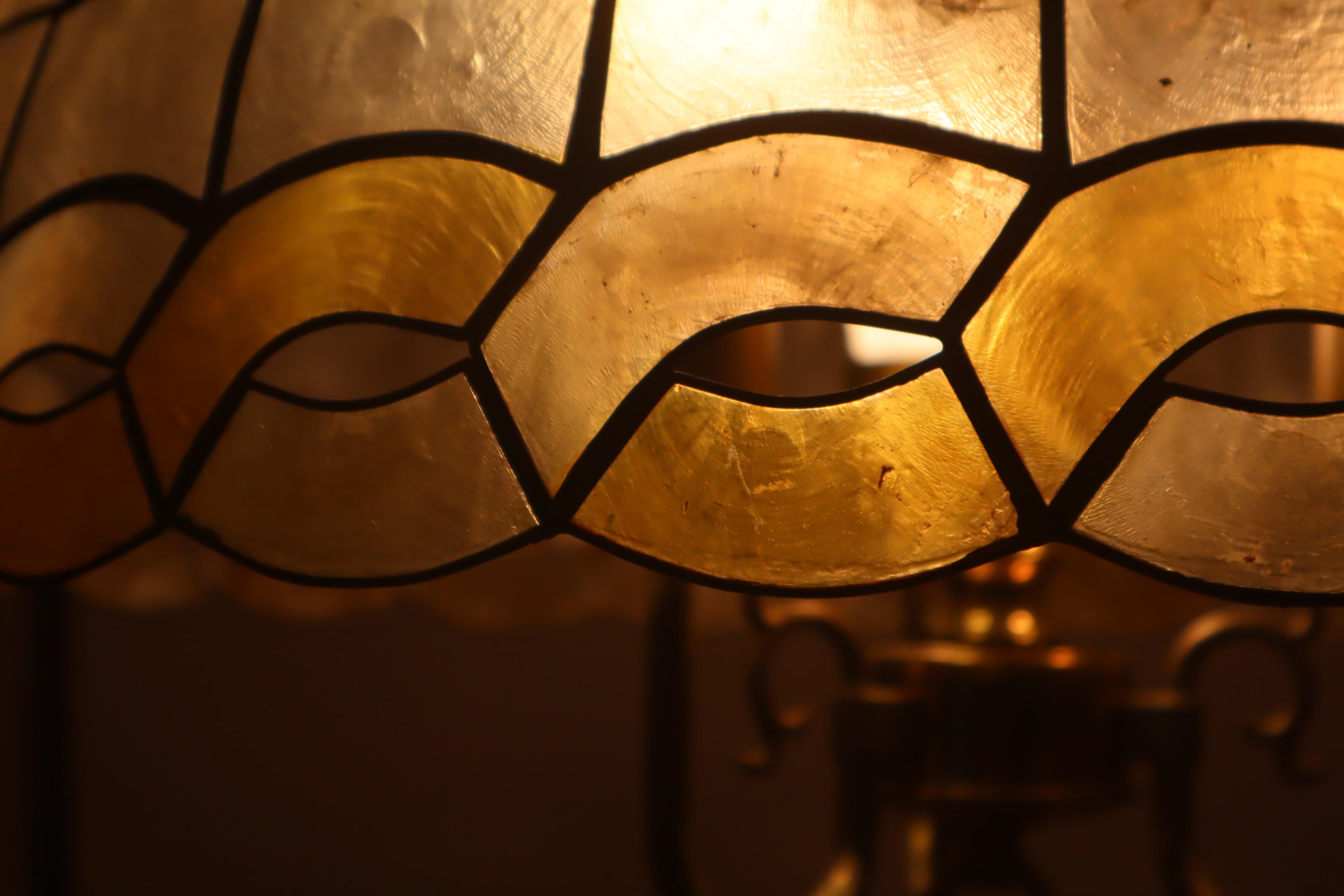 Tedesco Lampada con conchiglia Capiz dorata bianca dal design ornamentale 1970 in vendita
