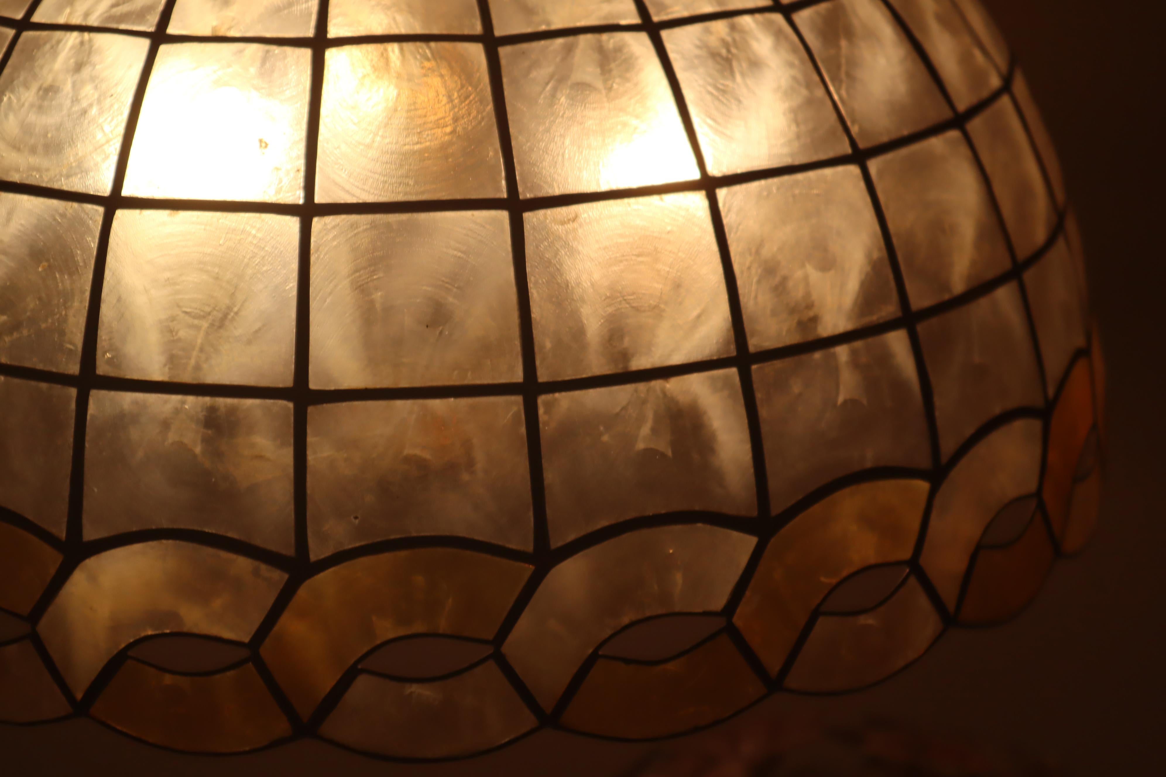Intagliato a mano Lampada con conchiglia Capiz dorata bianca dal design ornamentale 1970 in vendita