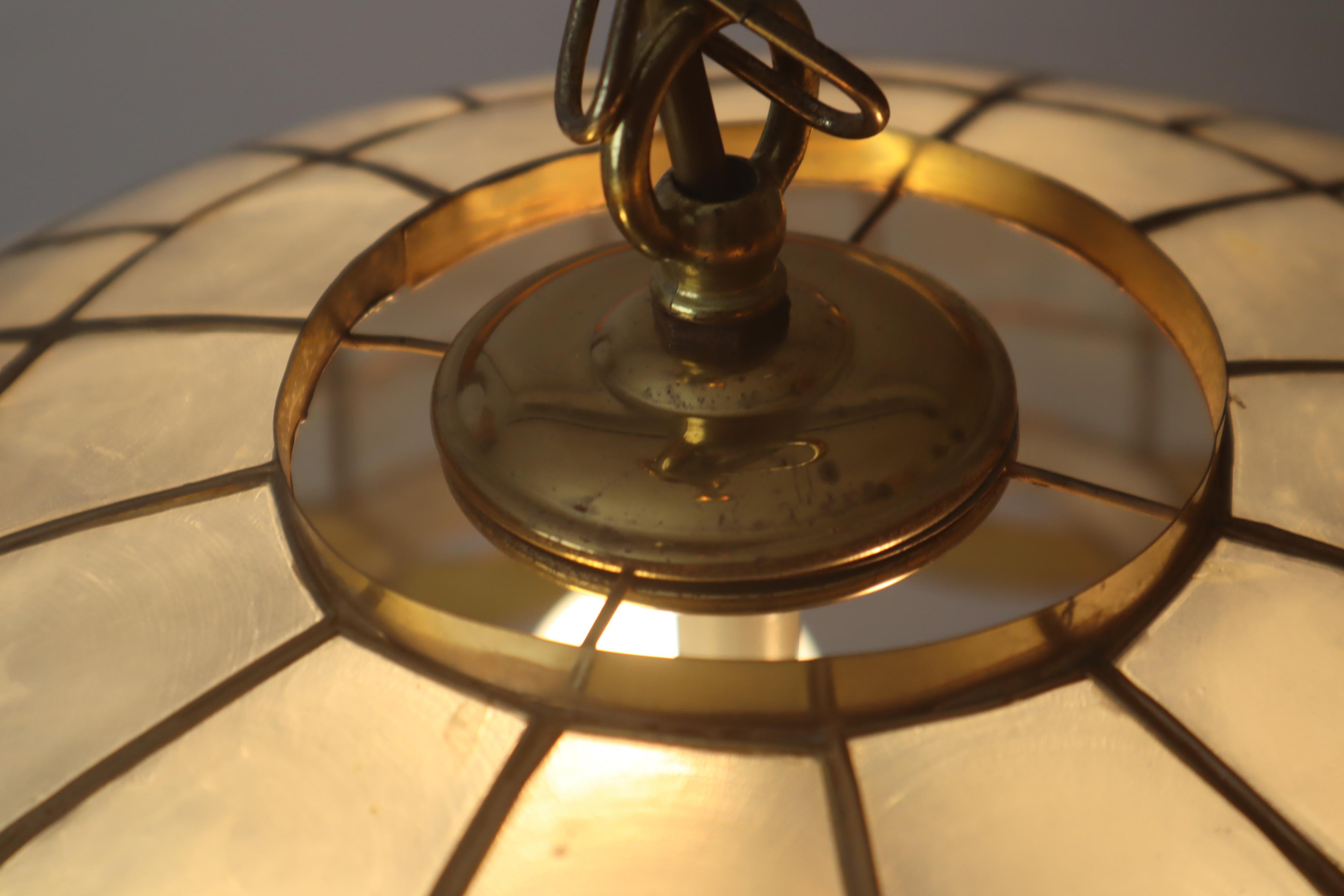 Fine XX secolo Lampada con conchiglia Capiz dorata bianca dal design ornamentale 1970 in vendita