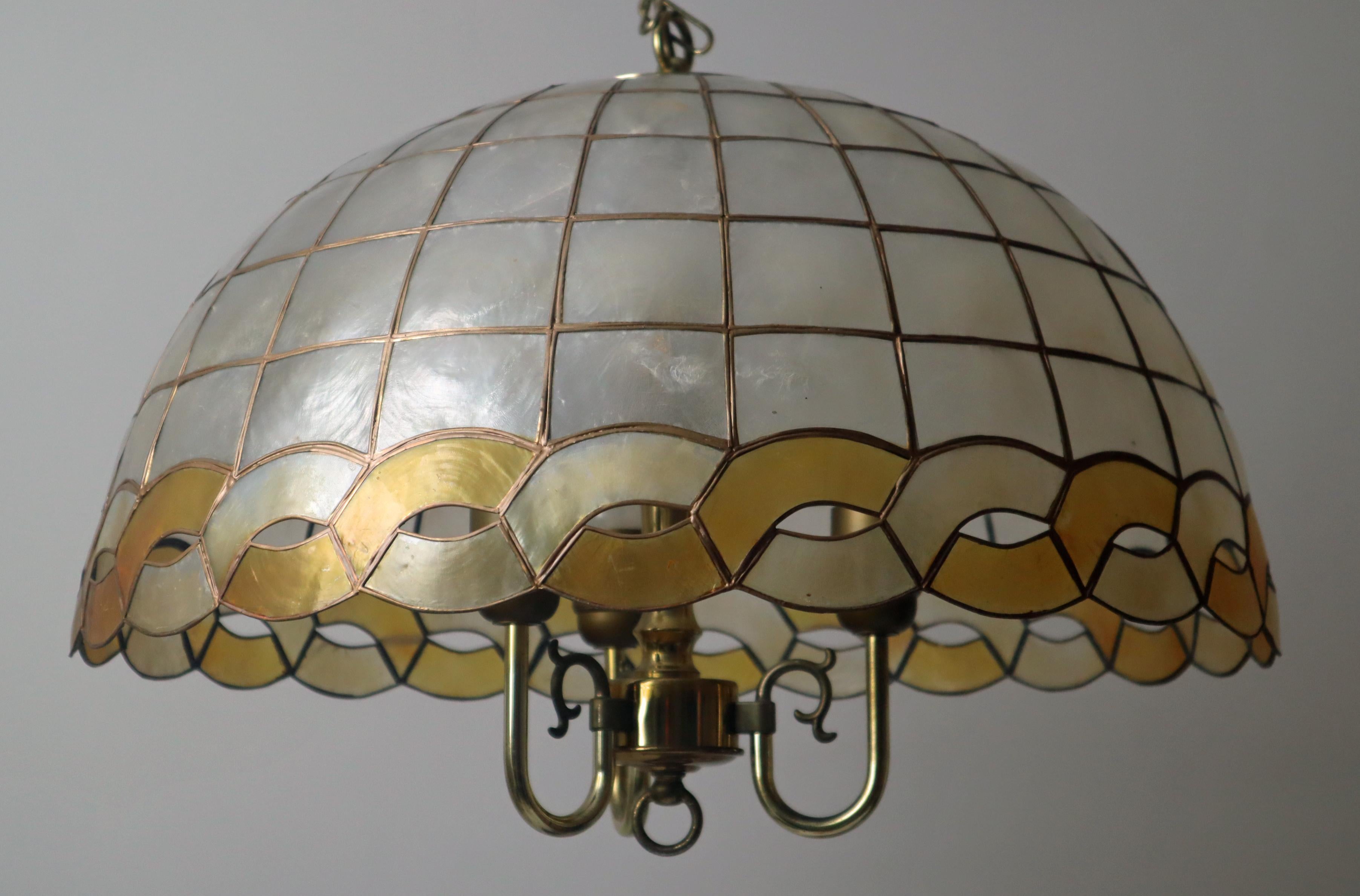 Ottone Lampada con conchiglia Capiz dorata bianca dal design ornamentale 1970 in vendita