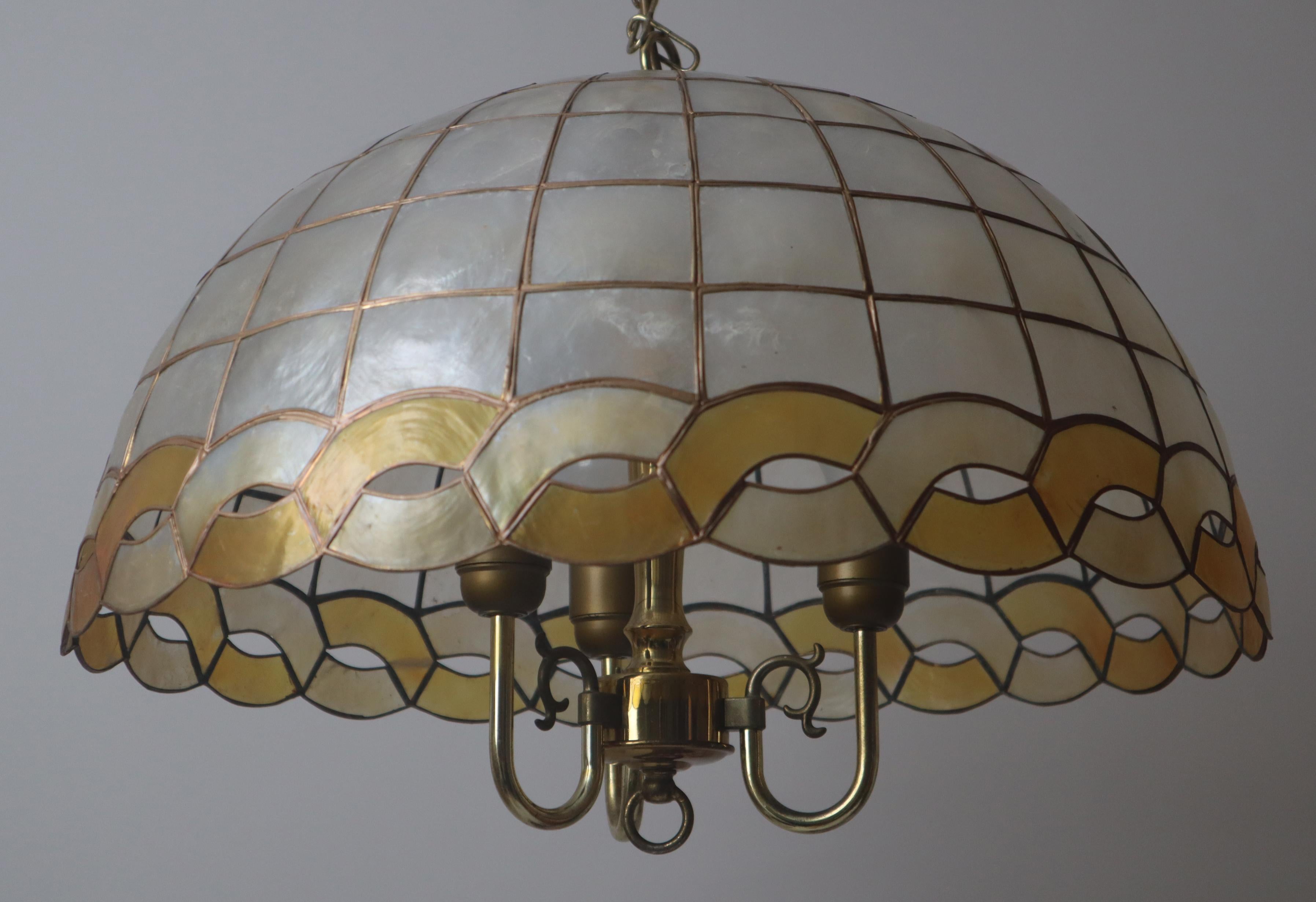 Lampada con conchiglia Capiz dorata bianca dal design ornamentale 1970 in vendita 1