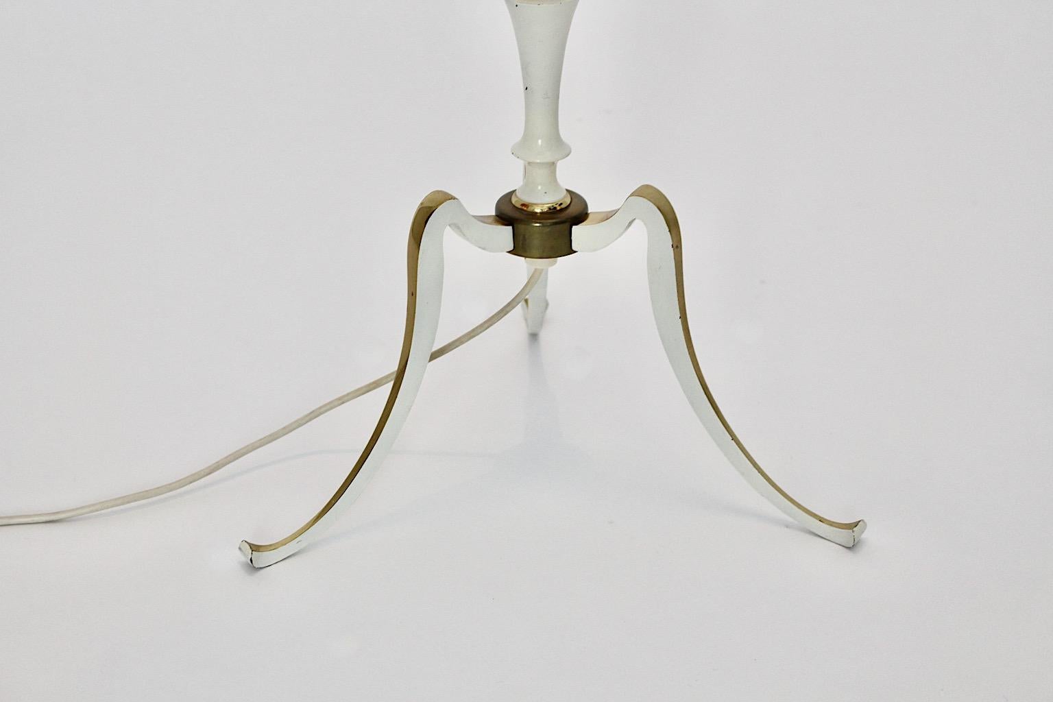 Vintage-Stehlampe aus weißem und goldenem Metall, Mid-Century Modern, 1950er Jahre, Italien (Italienisch) im Angebot