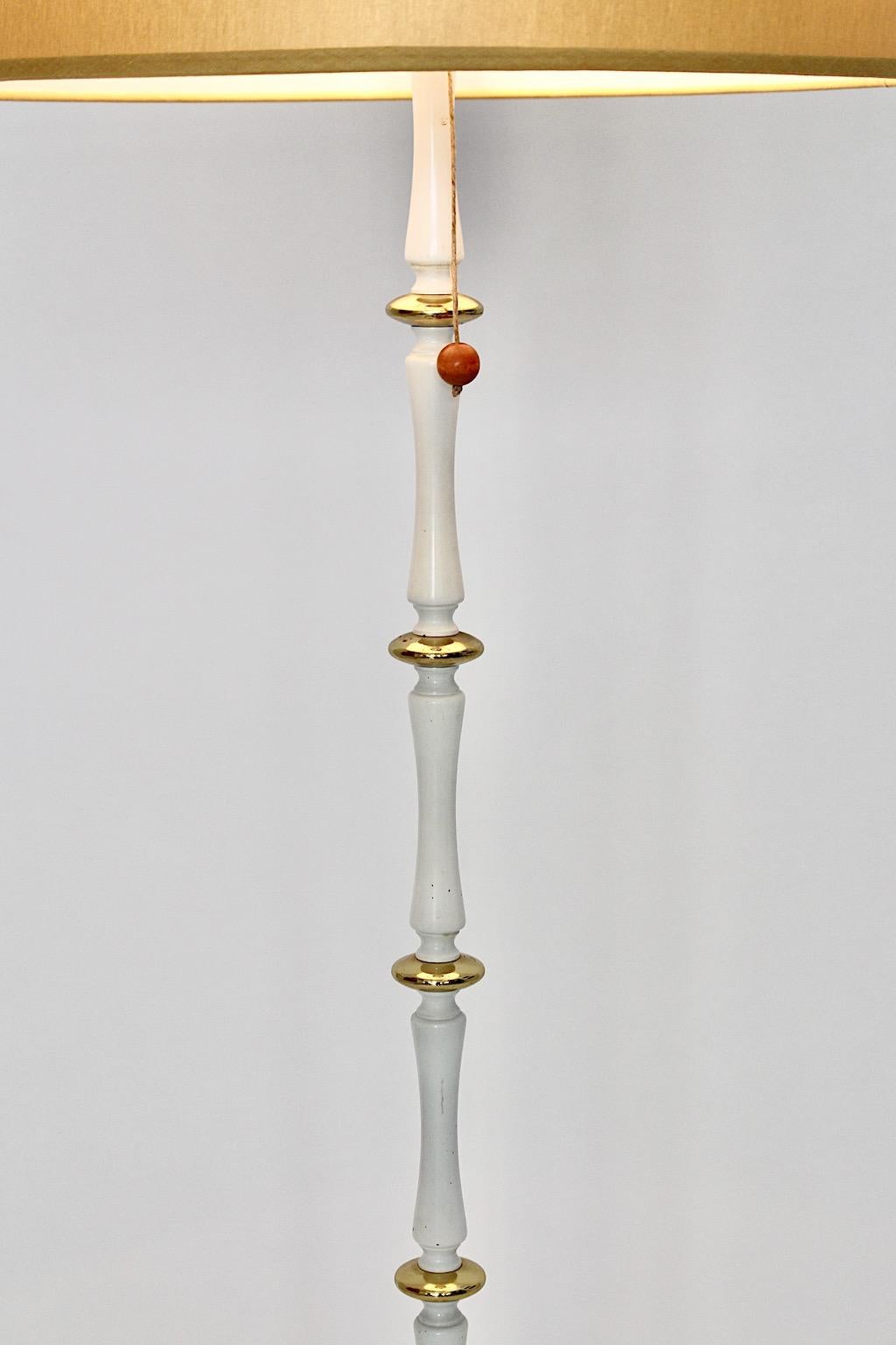 Lampada da terra vintage in metallo dorato bianco Mid Century Modern, anni '50, Italia In condizioni buone in vendita a Vienna, AT