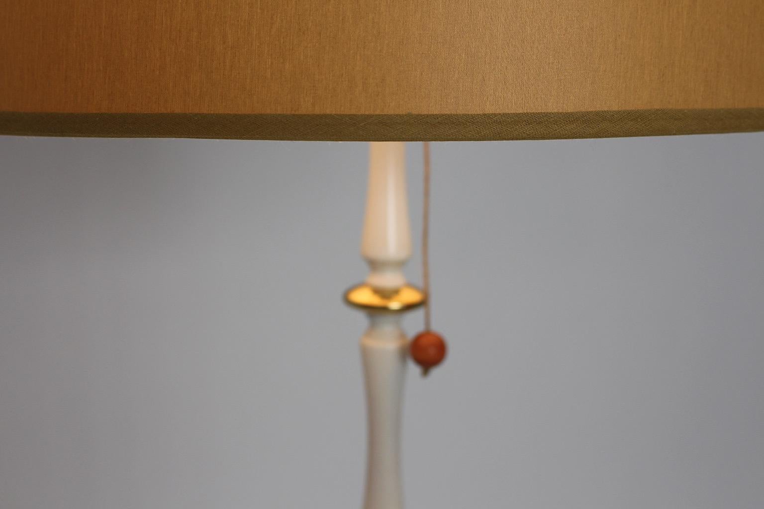 Metà XX secolo Lampada da terra vintage in metallo dorato bianco Mid Century Modern, anni '50, Italia in vendita