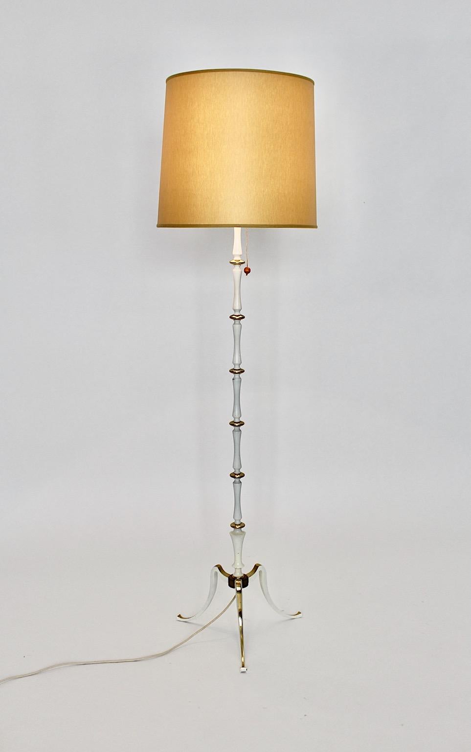 Lampada da terra vintage in metallo dorato bianco Mid Century Modern, anni '50, Italia in vendita 1