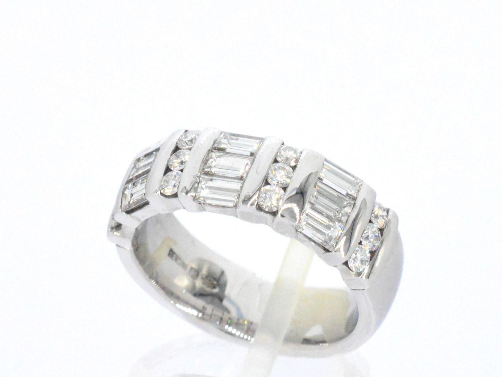 Brilliant Cut White golden ring with diamonds For Sale