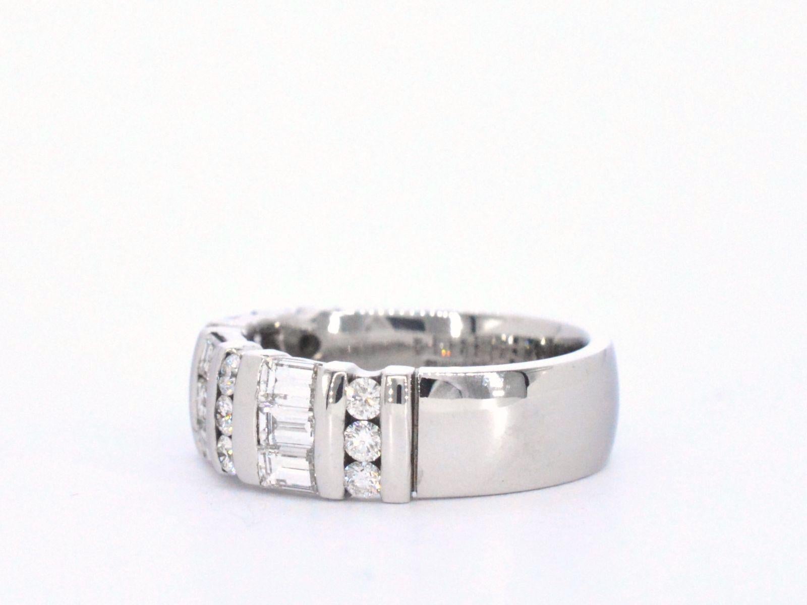Women's or Men's White golden ring with diamonds For Sale