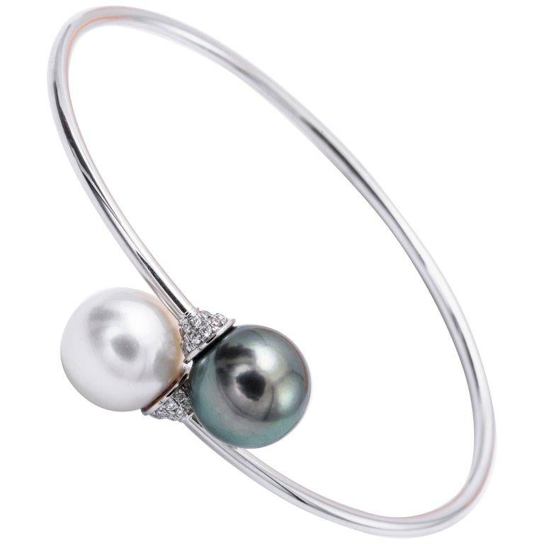 Contemporary White and Golden South Sea Pearl Bangle Bracelet 18 Karat Yellow Gold For Sale